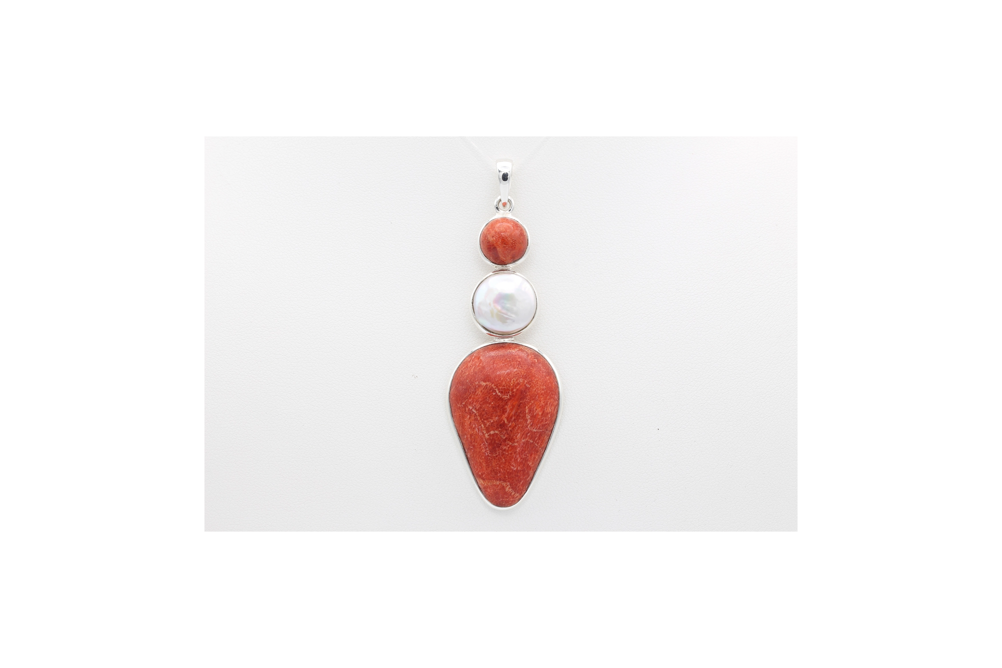Pendentif contemporaine en argent 925 serti d'une perle et de corail rouge - 1