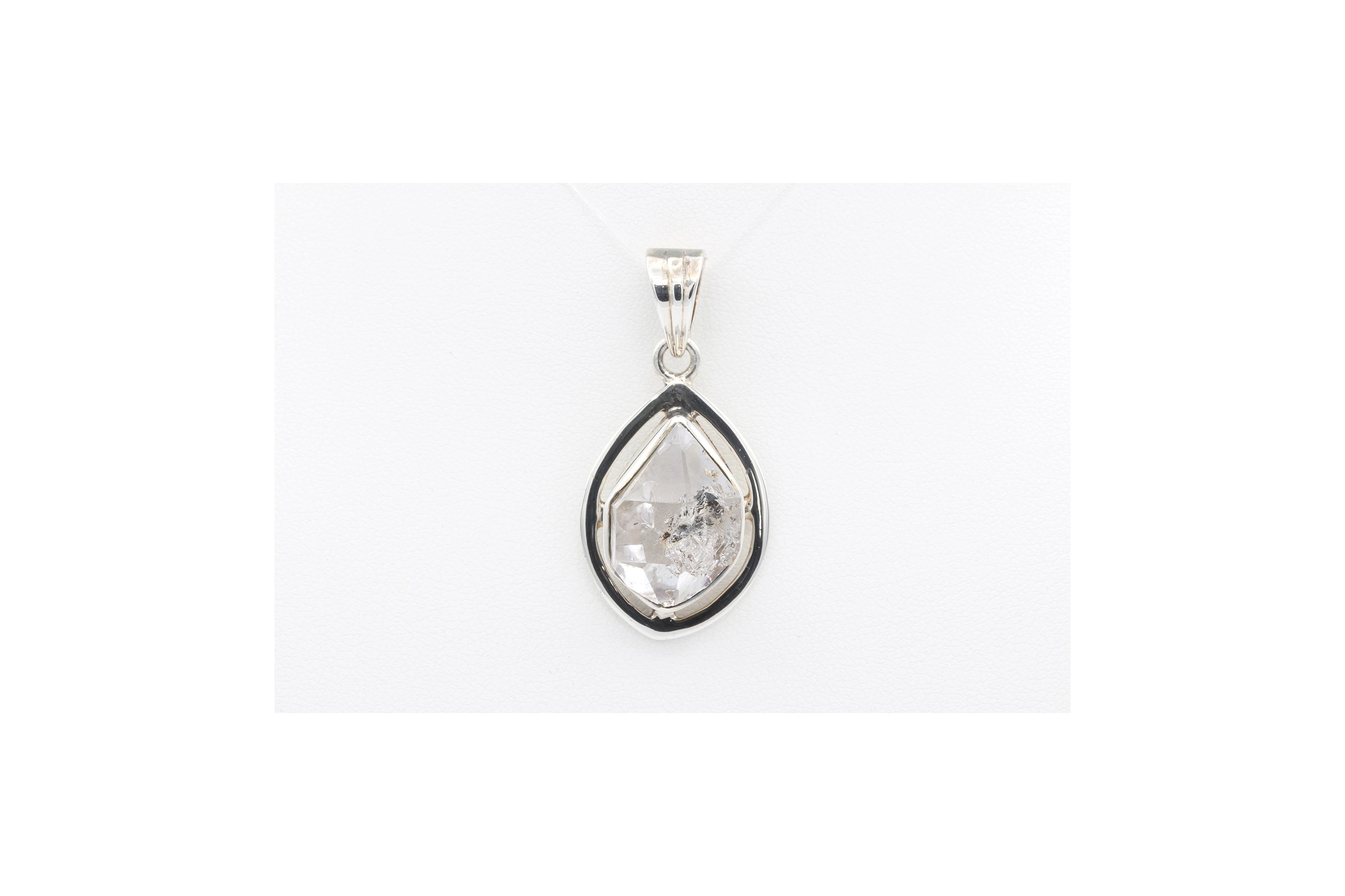 Pendentif contemporain en argent 925 serti d'un cristal de roche - - 1