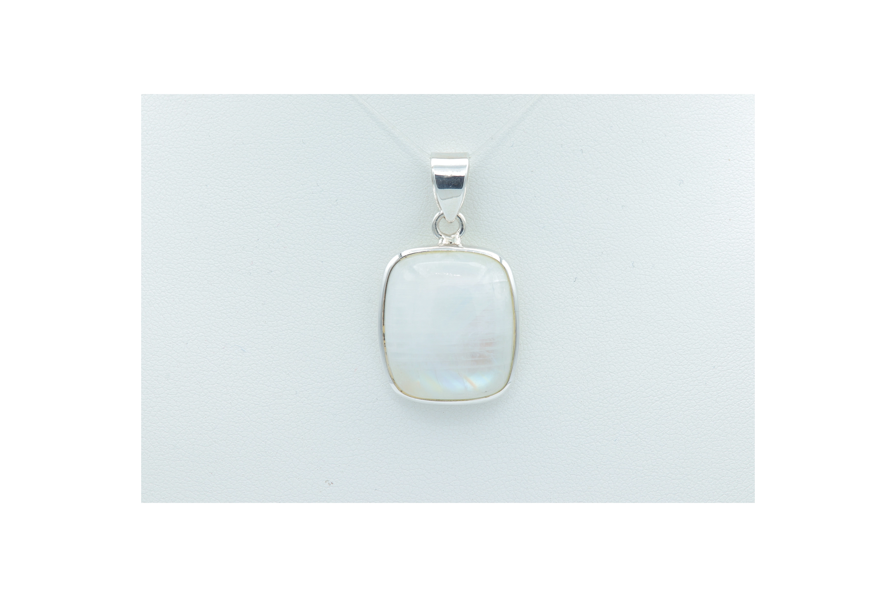 Pendentif contemporain en argent 925 serti d'une labradorite - 1