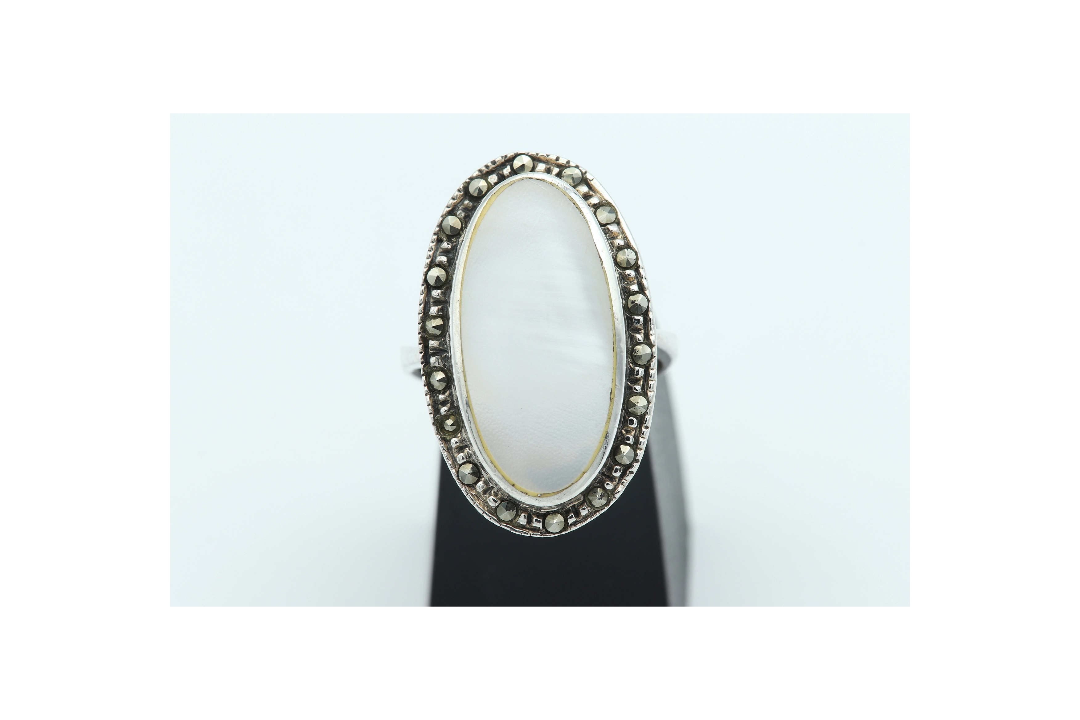 Bague contemporaine en argent 925, nacre et marcassites - 1