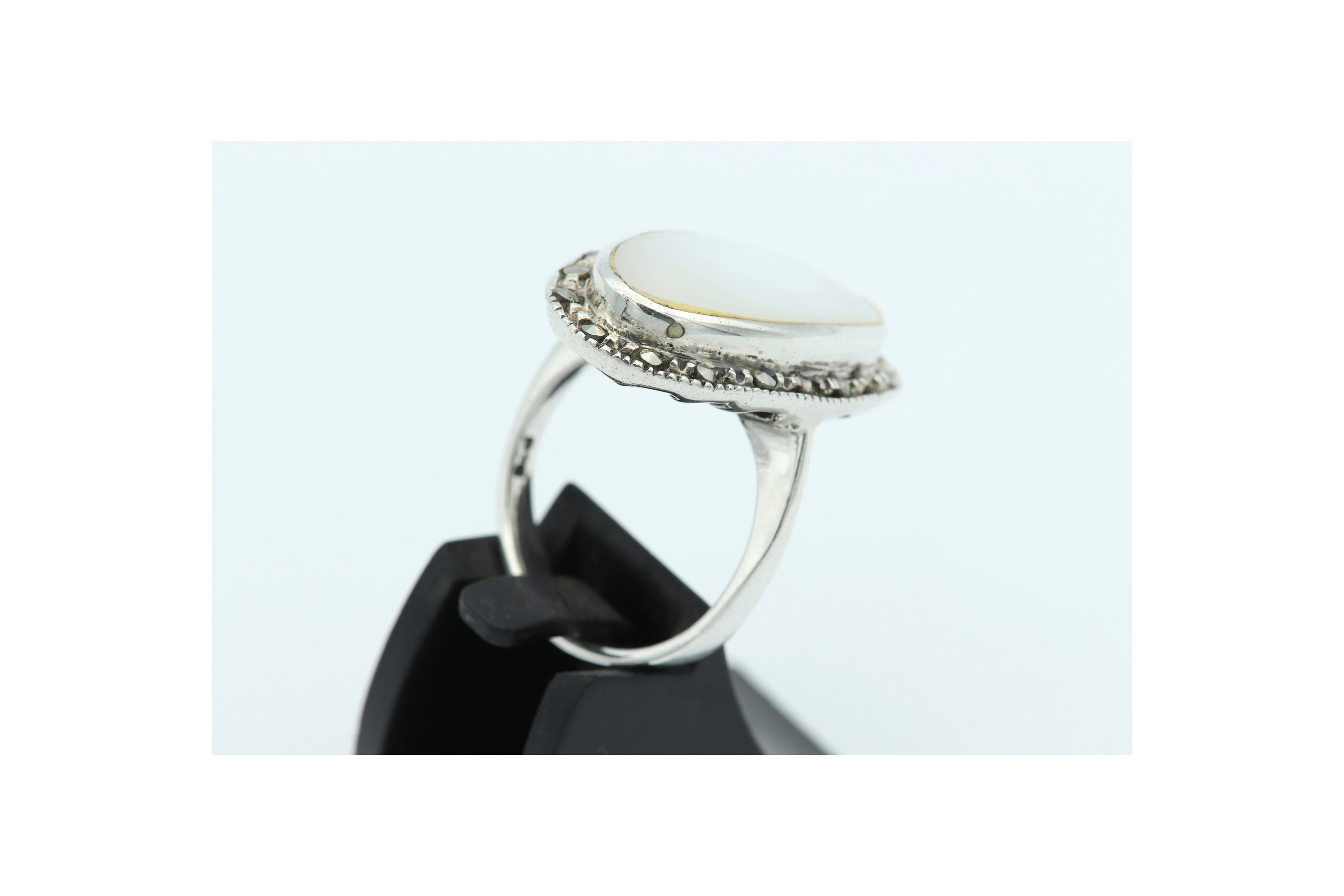 Bague contemporaine en argent 925, nacre et marcassites - 5