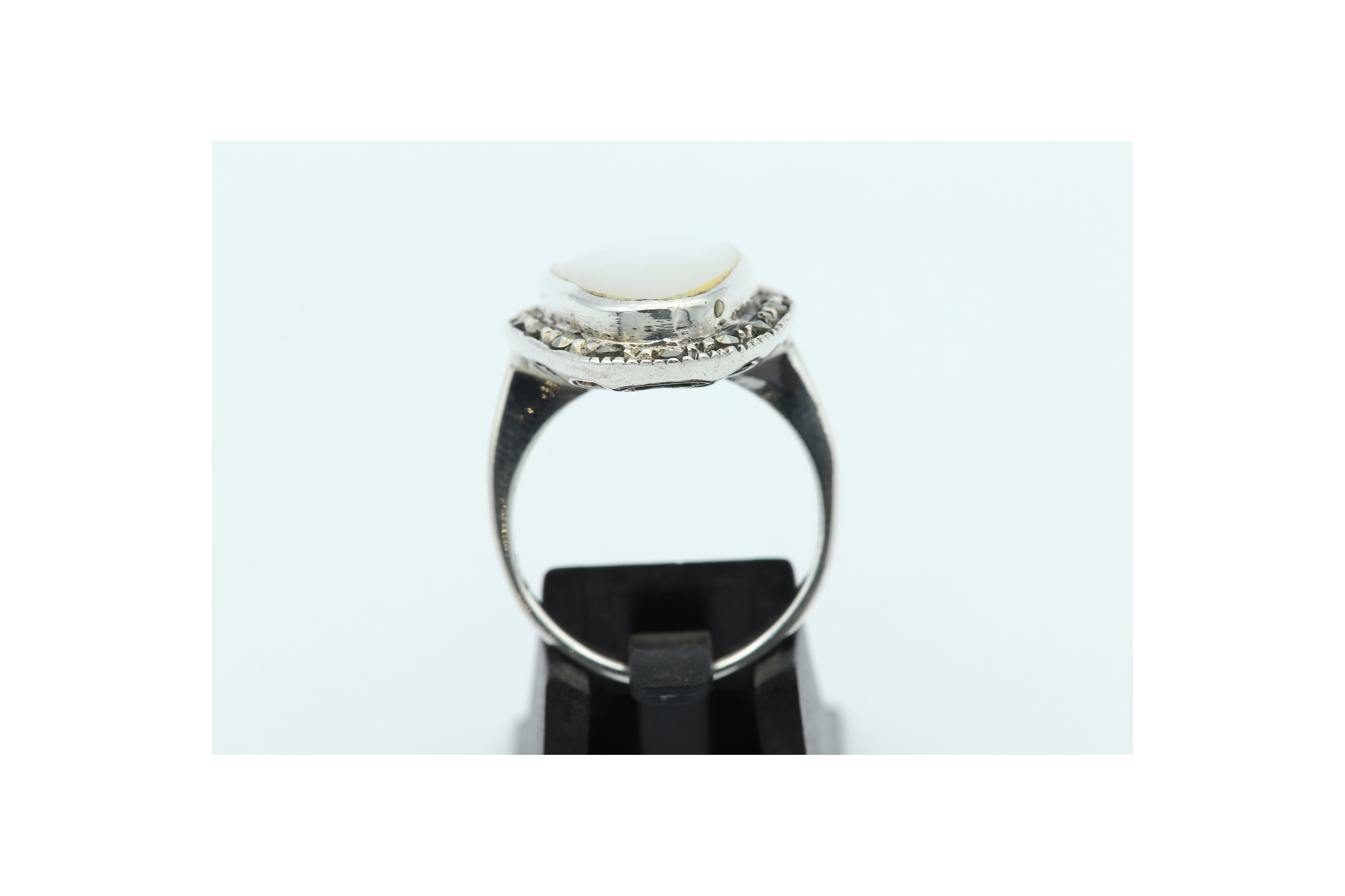 Bague contemporaine en argent 925, nacre et marcassites - 4
