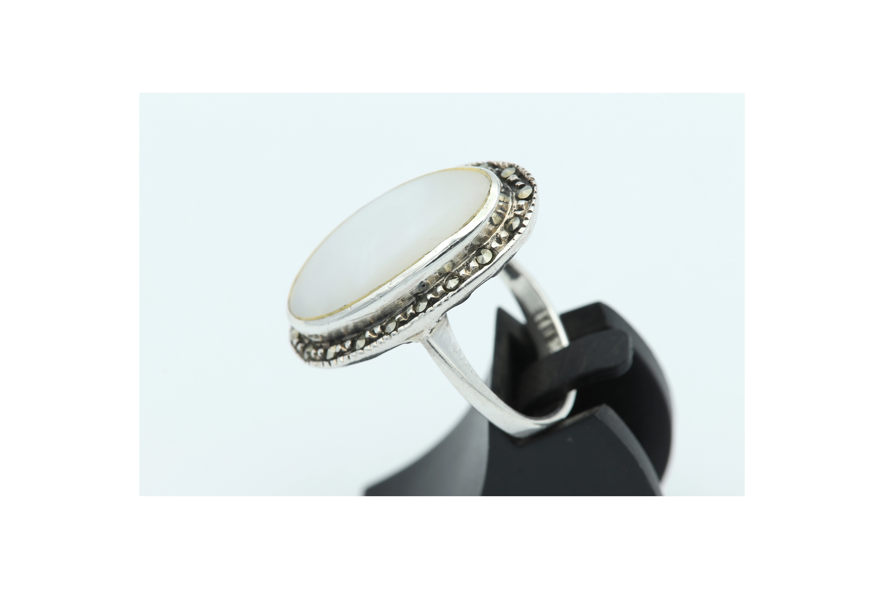 Bague contemporaine en argent 925, nacre et marcassites - 3