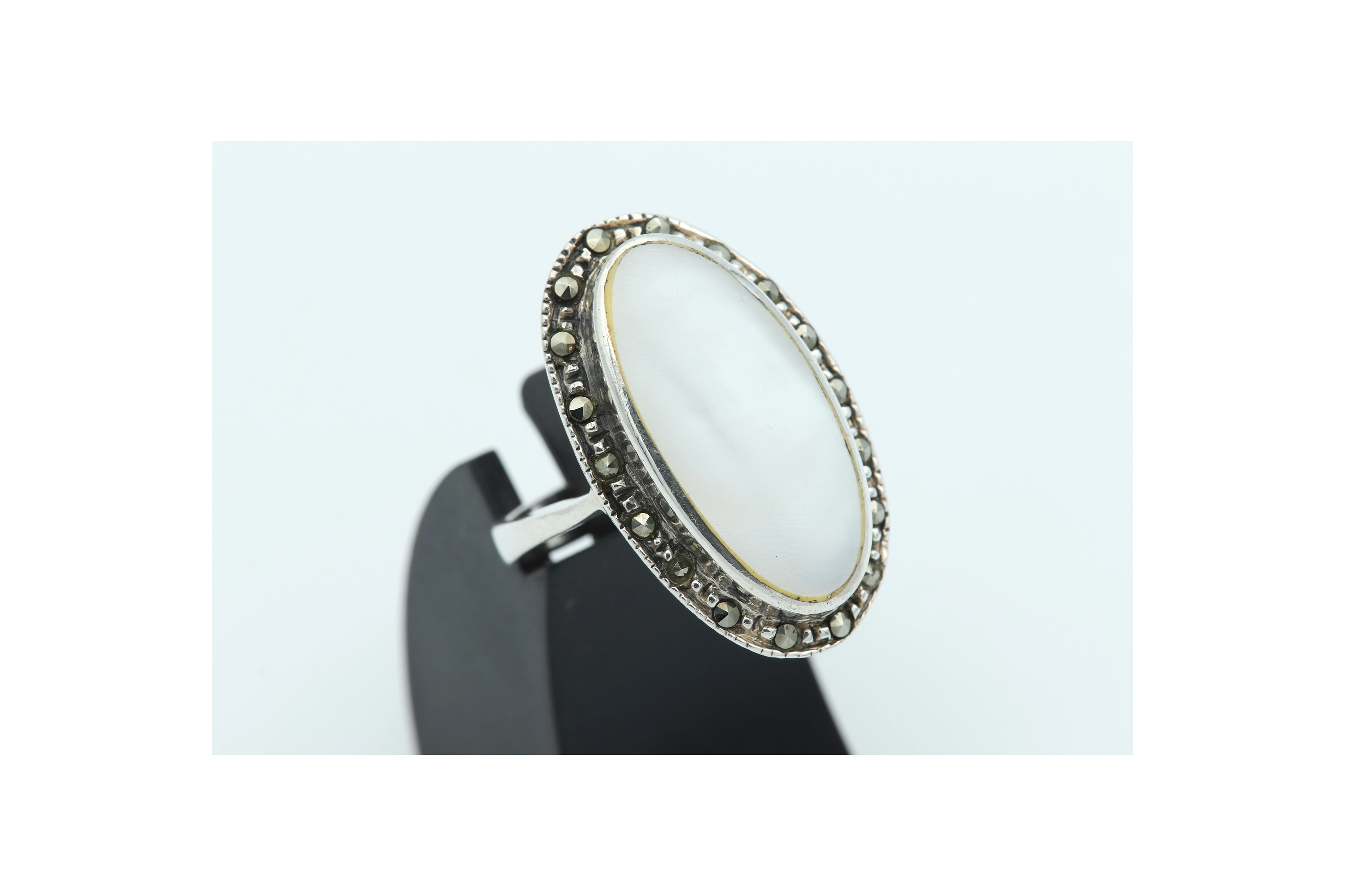 Bague contemporaine en argent 925, nacre et marcassites - 6