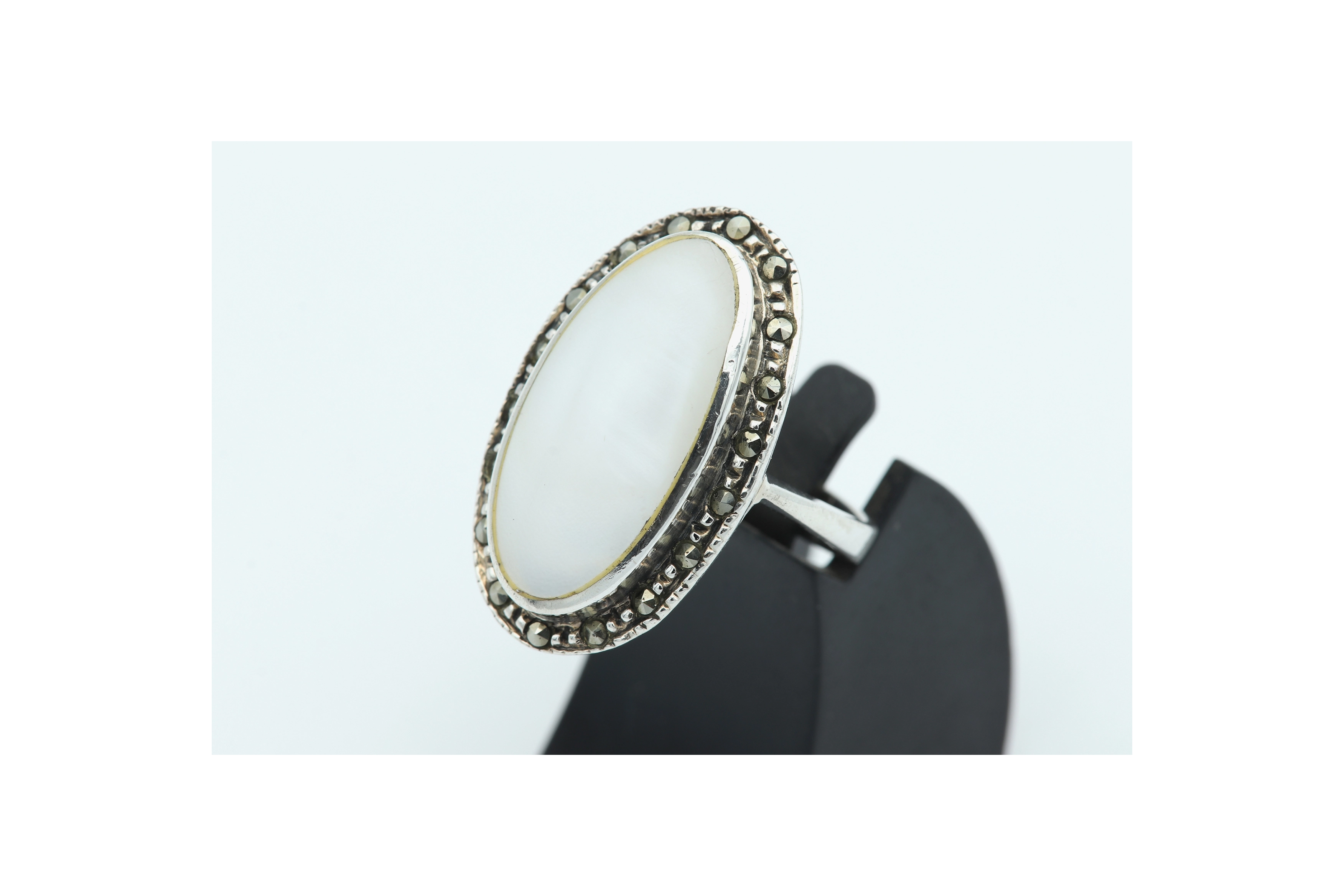 Bague contemporaine en argent 925, nacre et marcassites - 2