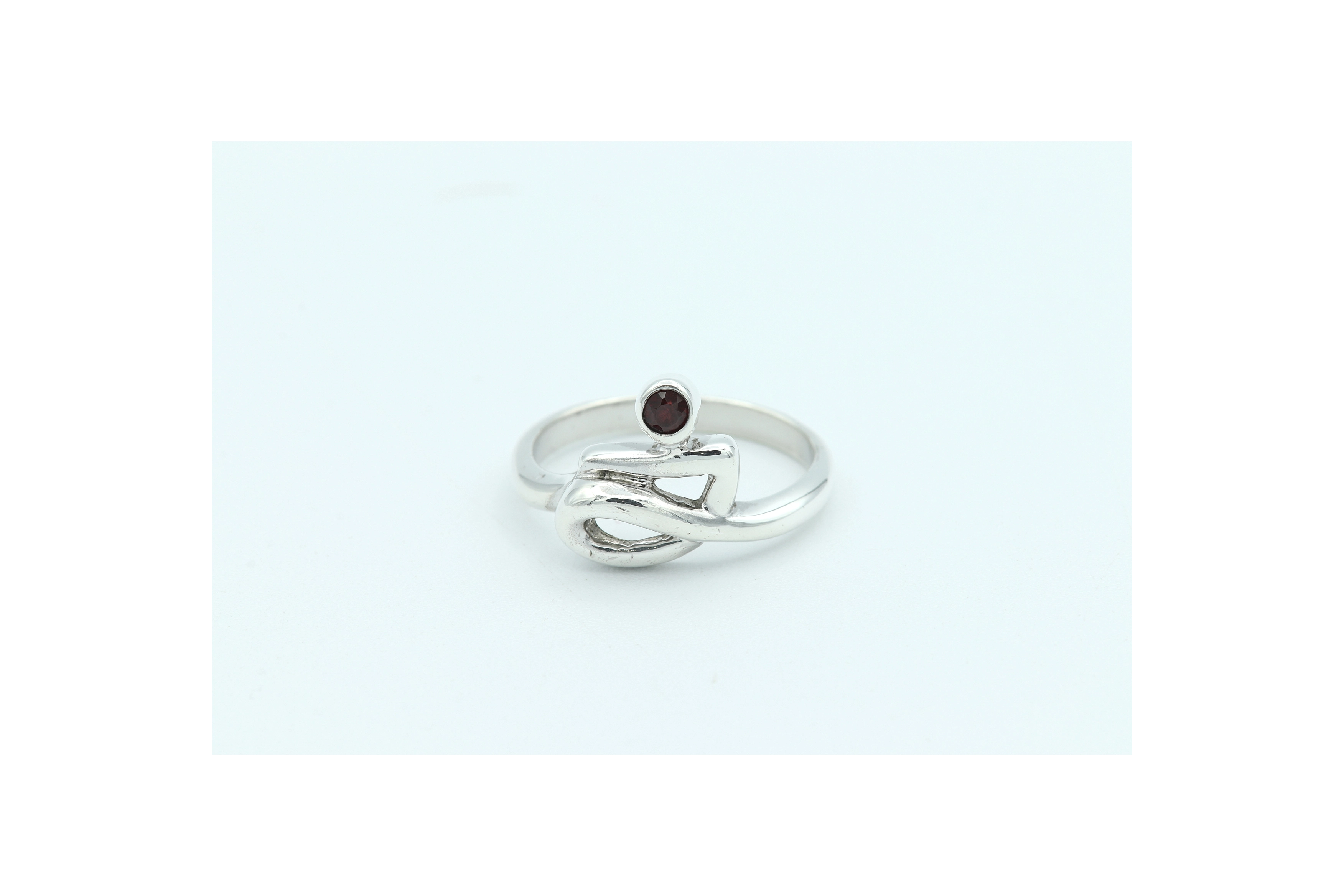 Bague contemporaine en argent 925 sertie d'un grenat - 1