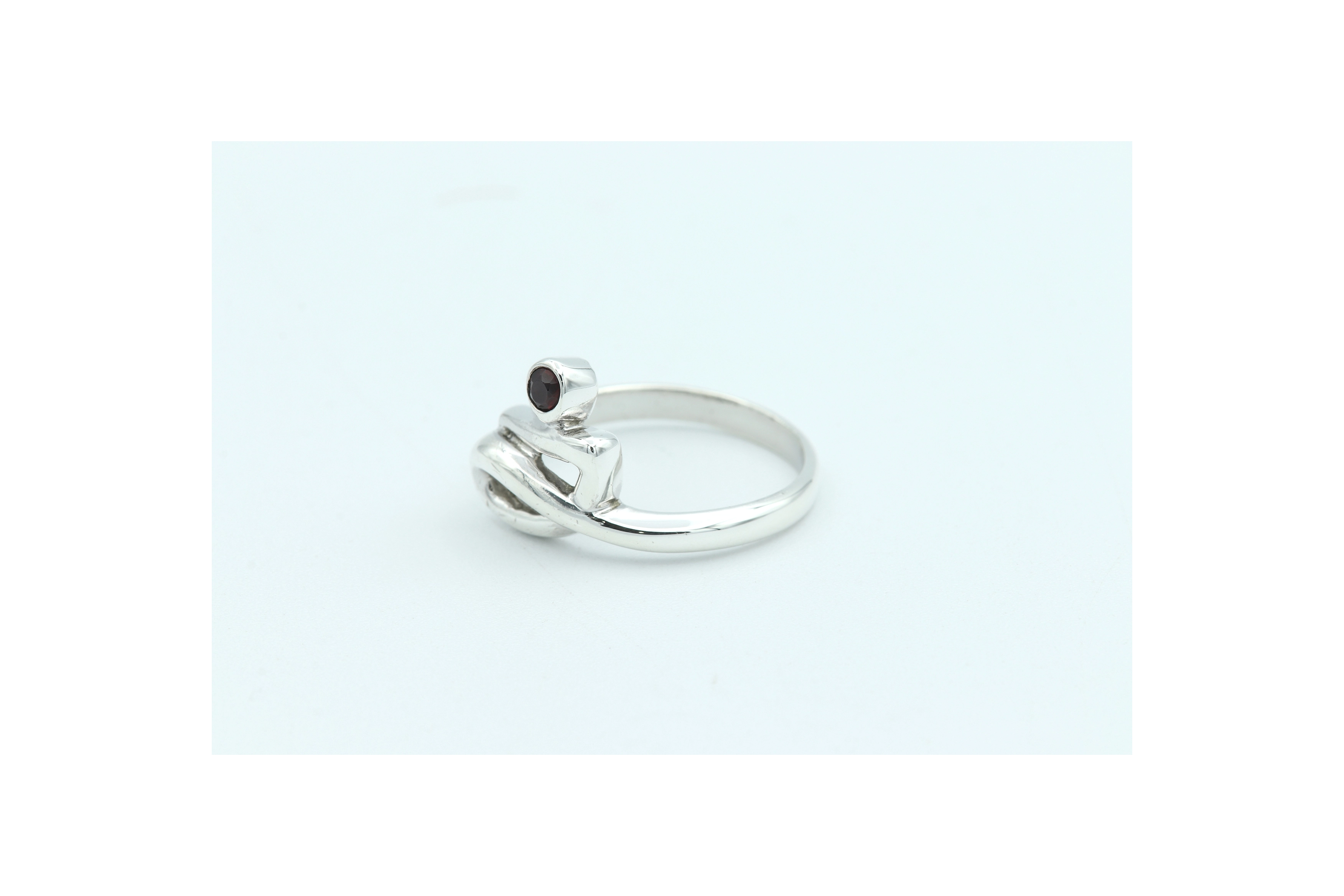 Bague contemporaine en argent 925 sertie d'un grenat - 2
