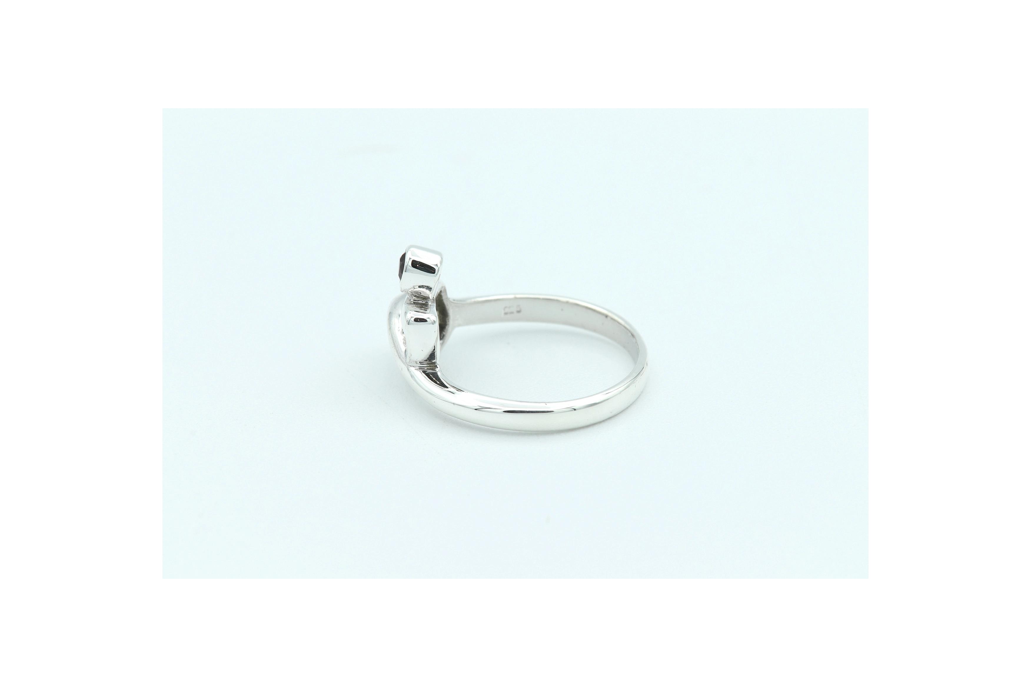 Bague contemporaine en argent 925 sertie d'un grenat - 3