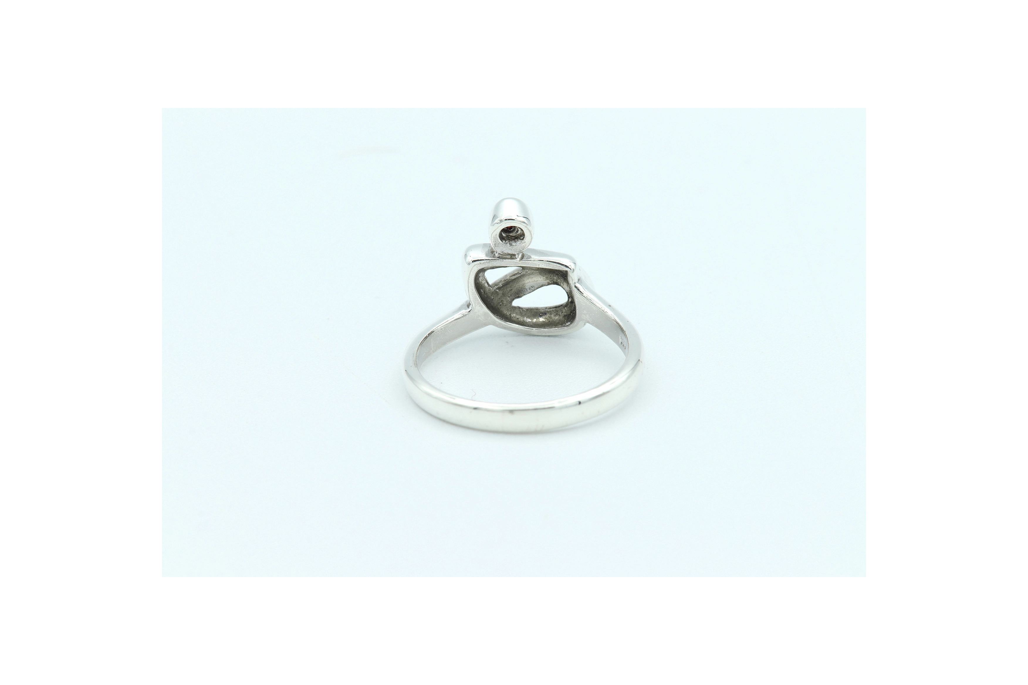 Bague contemporaine en argent 925 sertie d'un grenat - 4