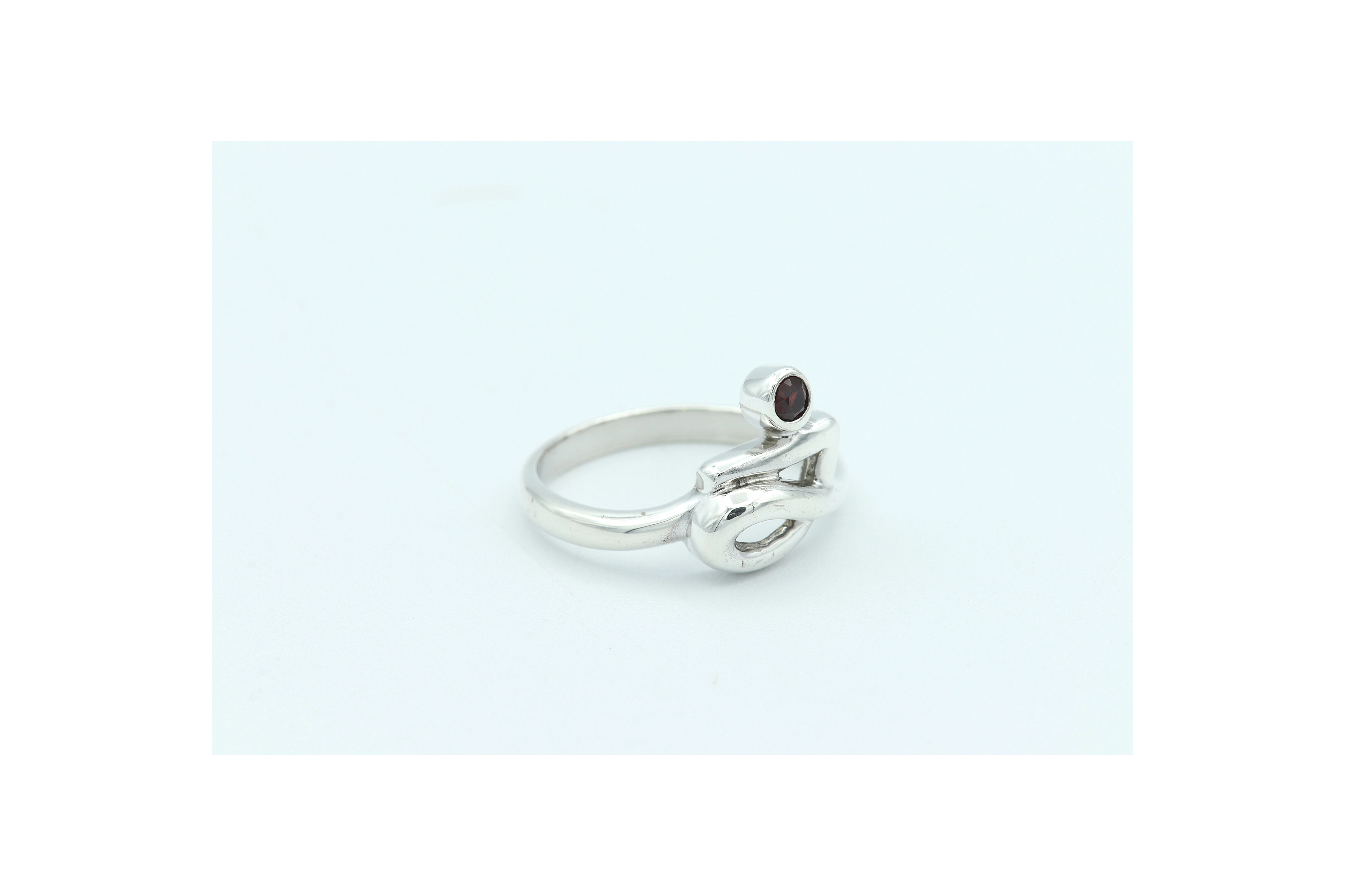 Bague contemporaine en argent 925 sertie d'un grenat - 6