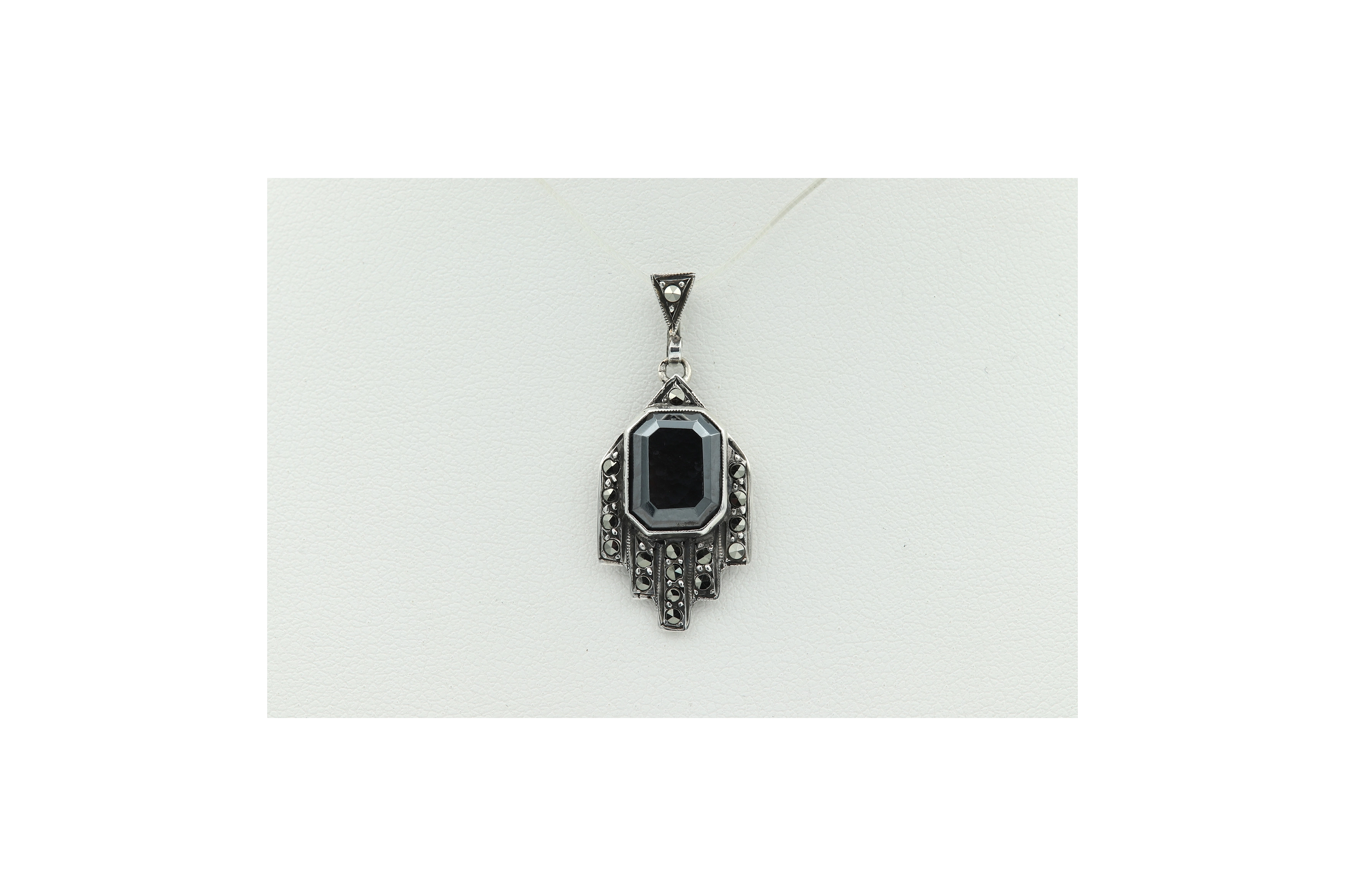 Pendentif Art Déco en argent sertie de marcassite et d'hématite - - 1
