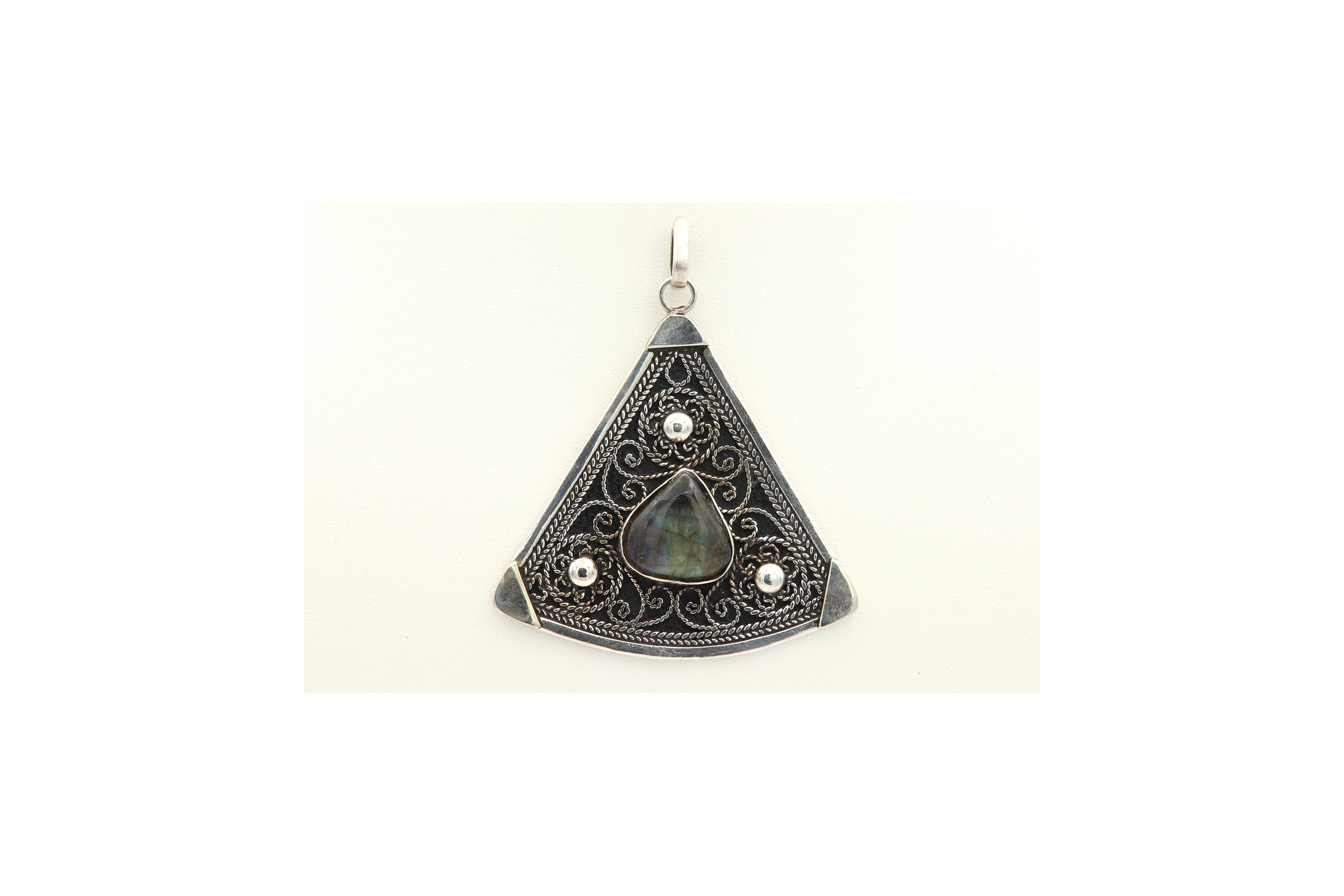 Pendentif contemporain en argent serti de labradorite verte - - 1