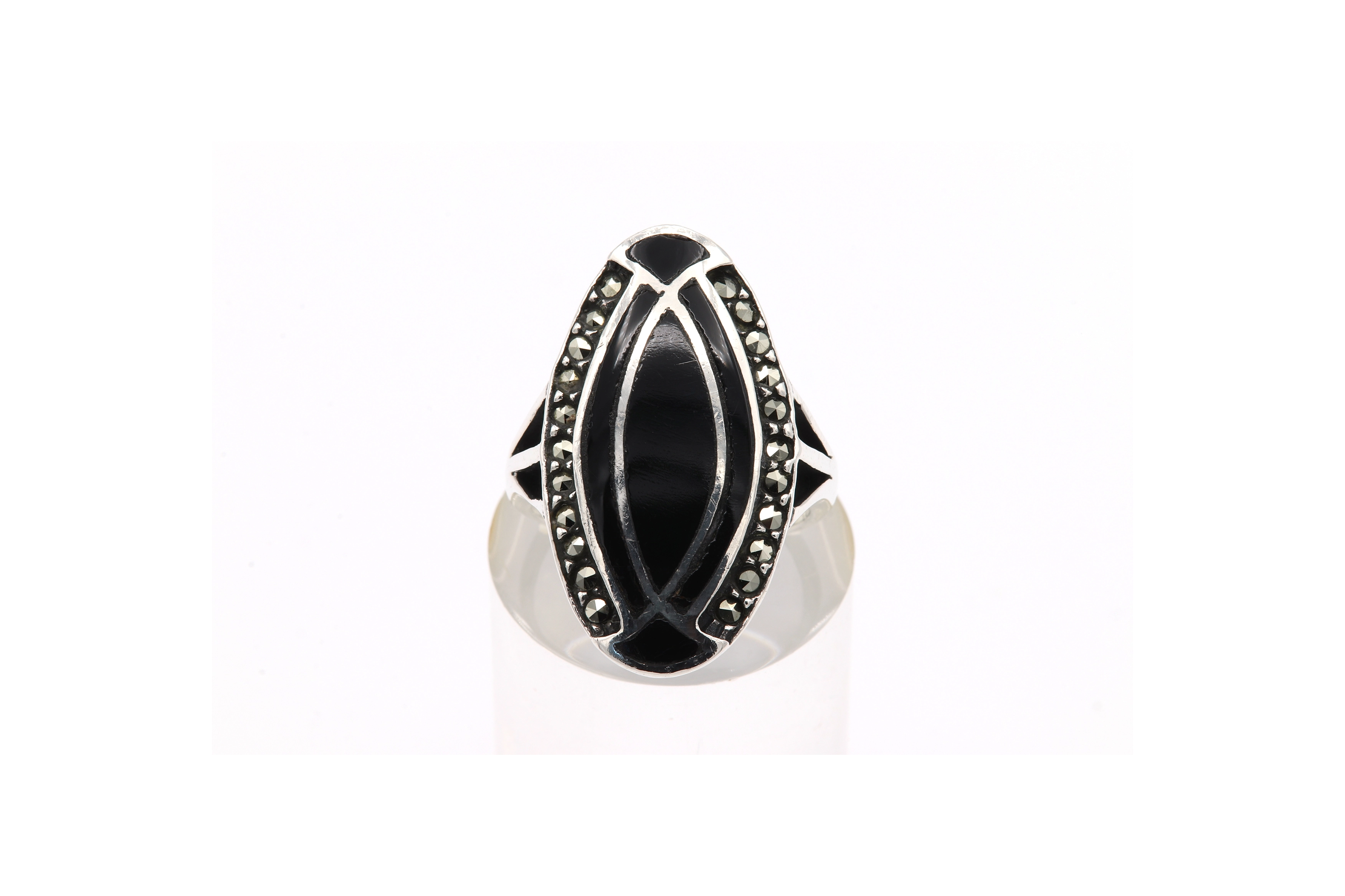 Bague contemporaine en argent 925 sertie de marcassite et d'onyx - 1