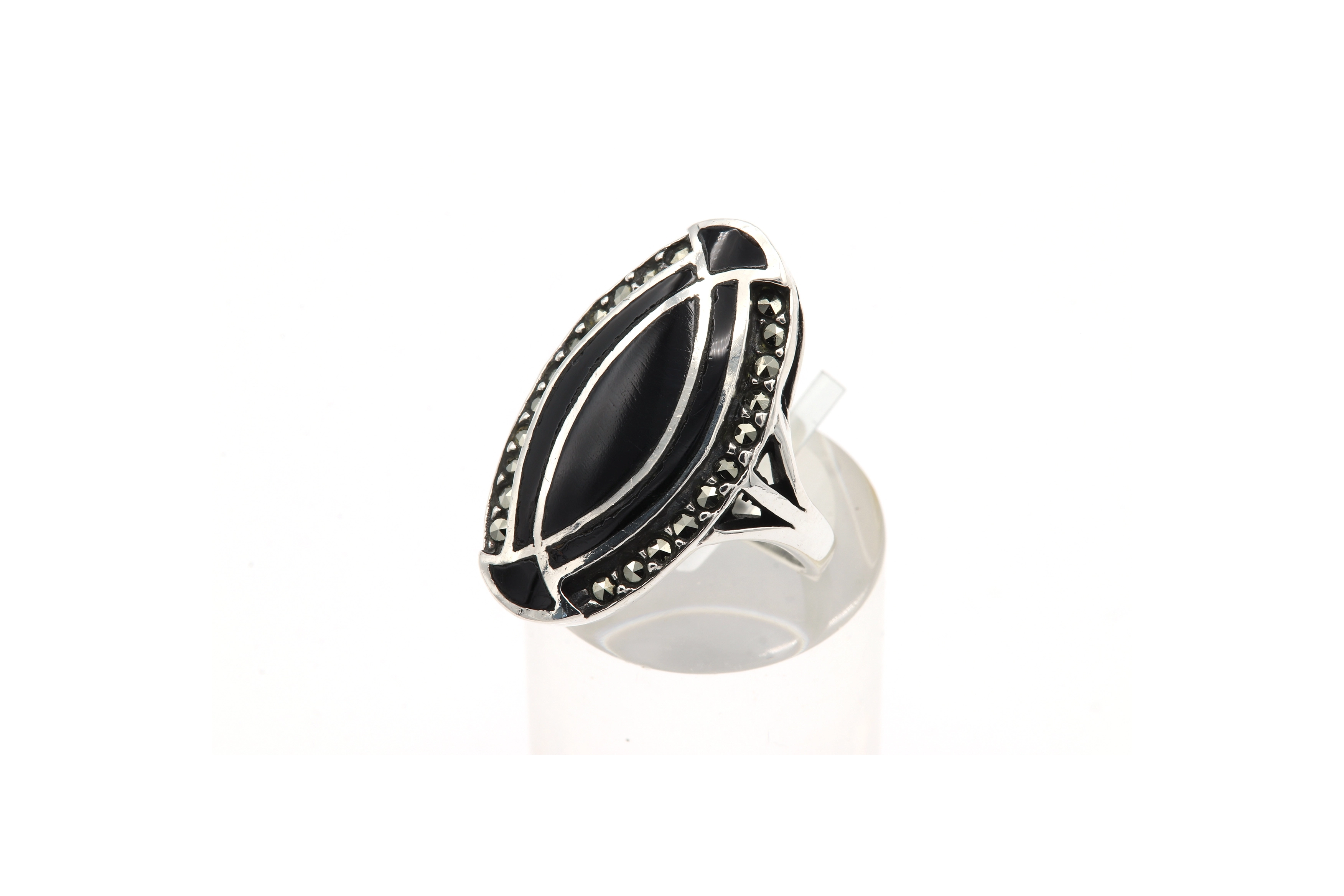 Bague contemporaine en argent 925 sertie de marcassite et d'onyx - 2