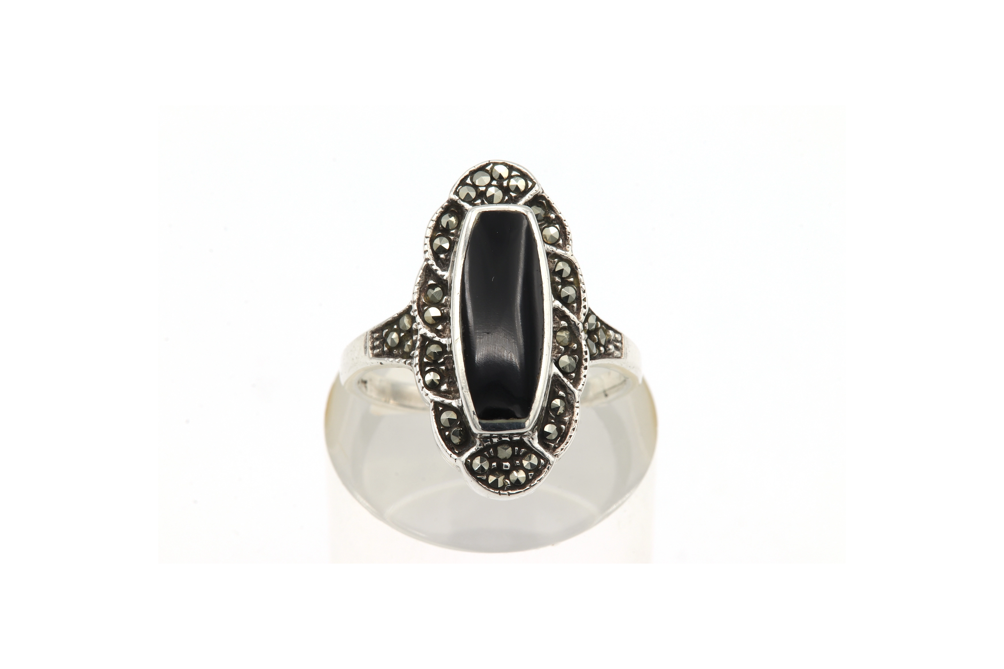Bague contemporaine en argent 925 sertie d'onyx et de marcassites - 1