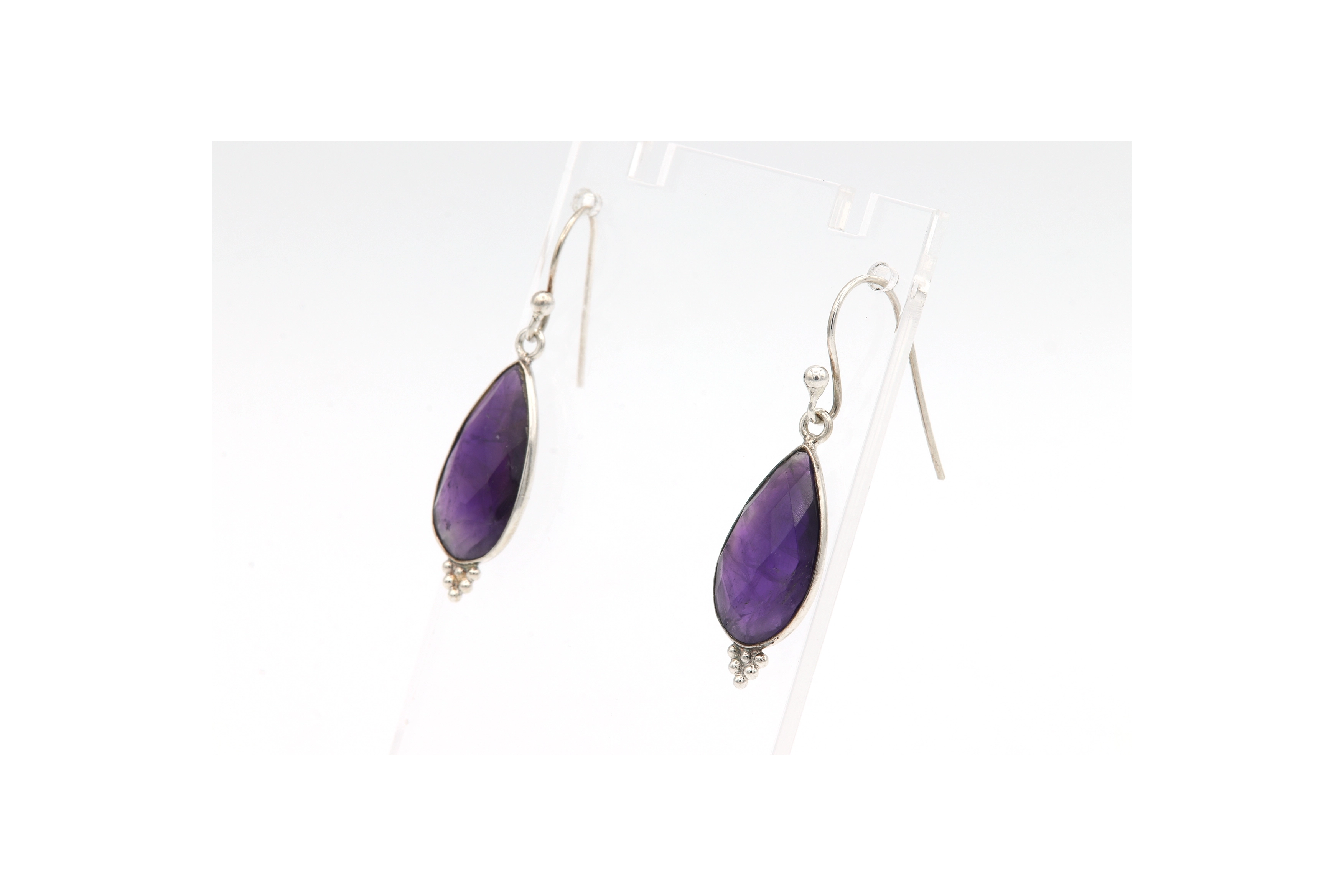 Boucles d'oreilles contemporaines en argent serties d'améthyste - 2