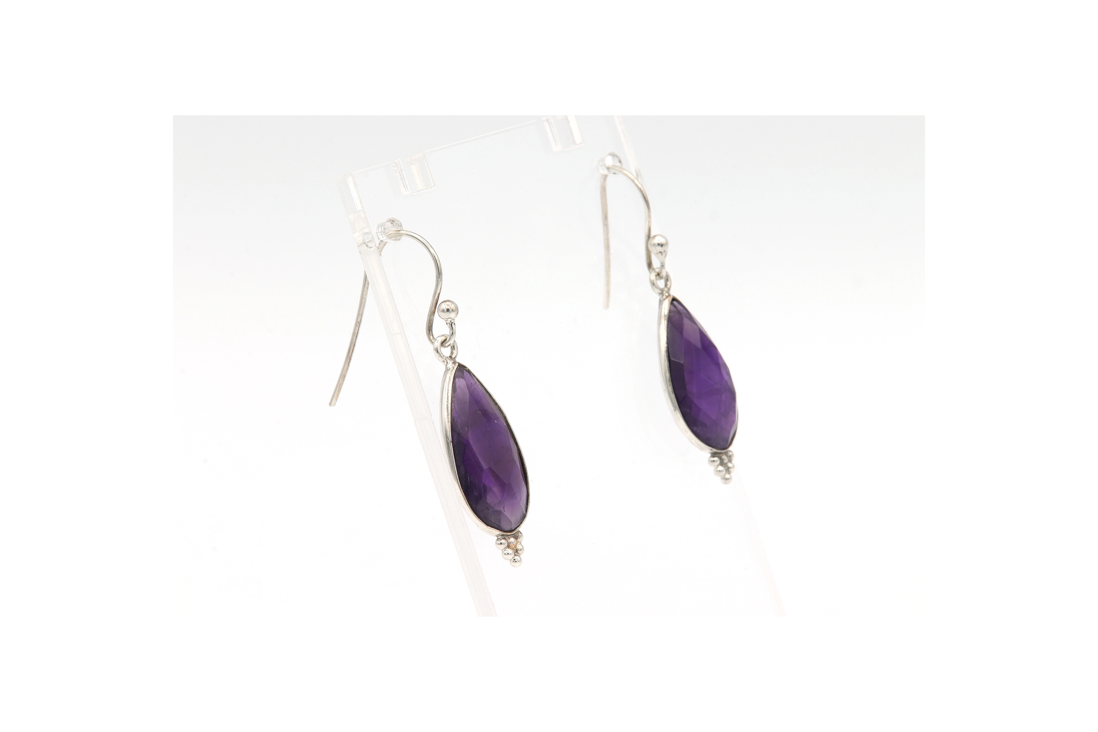 Boucles d'oreilles contemporaines en argent serties d'améthyste - 4