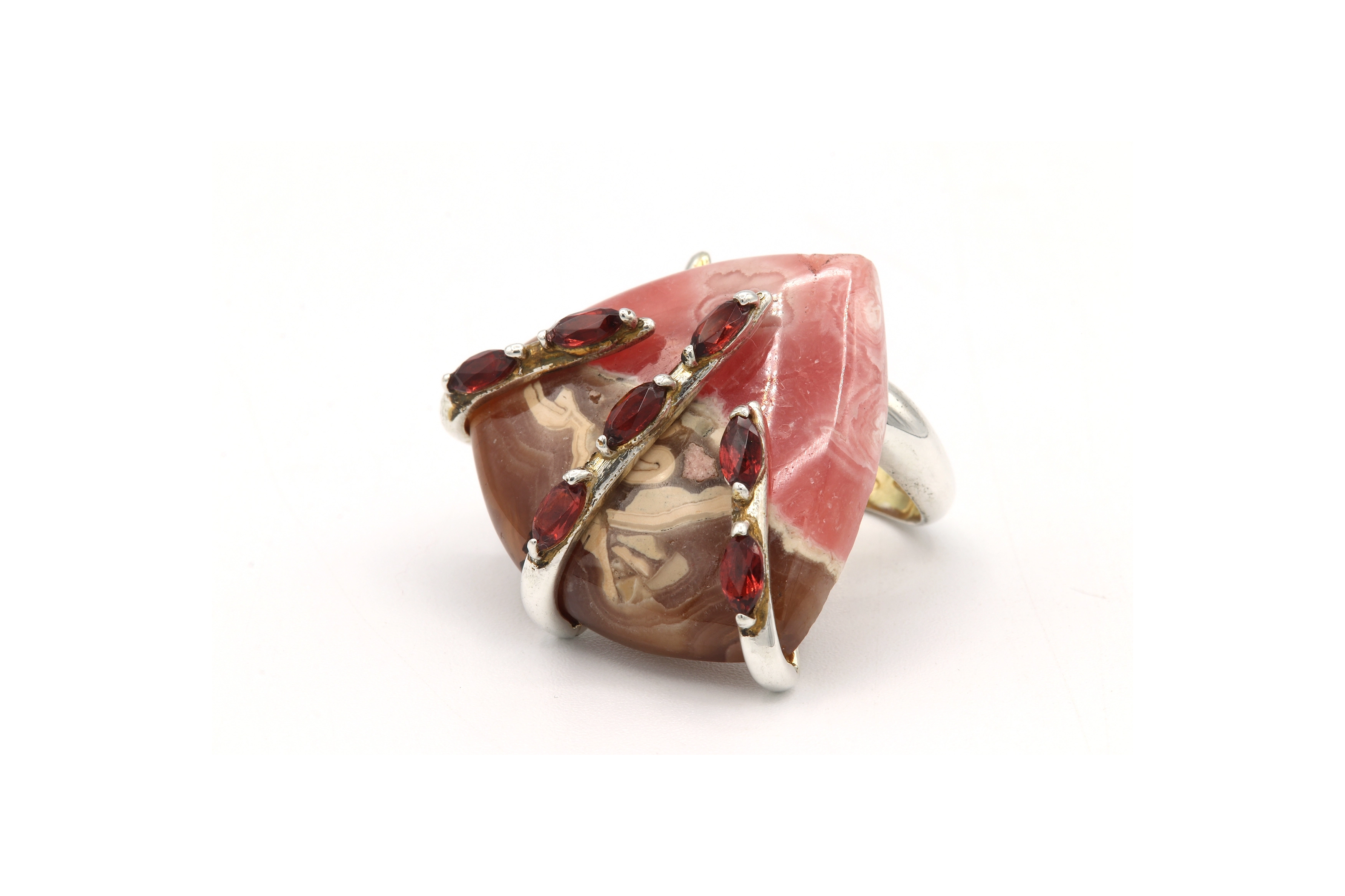 Bague contemporaine en argent sertie de rhodochrosite et de grenat - 1