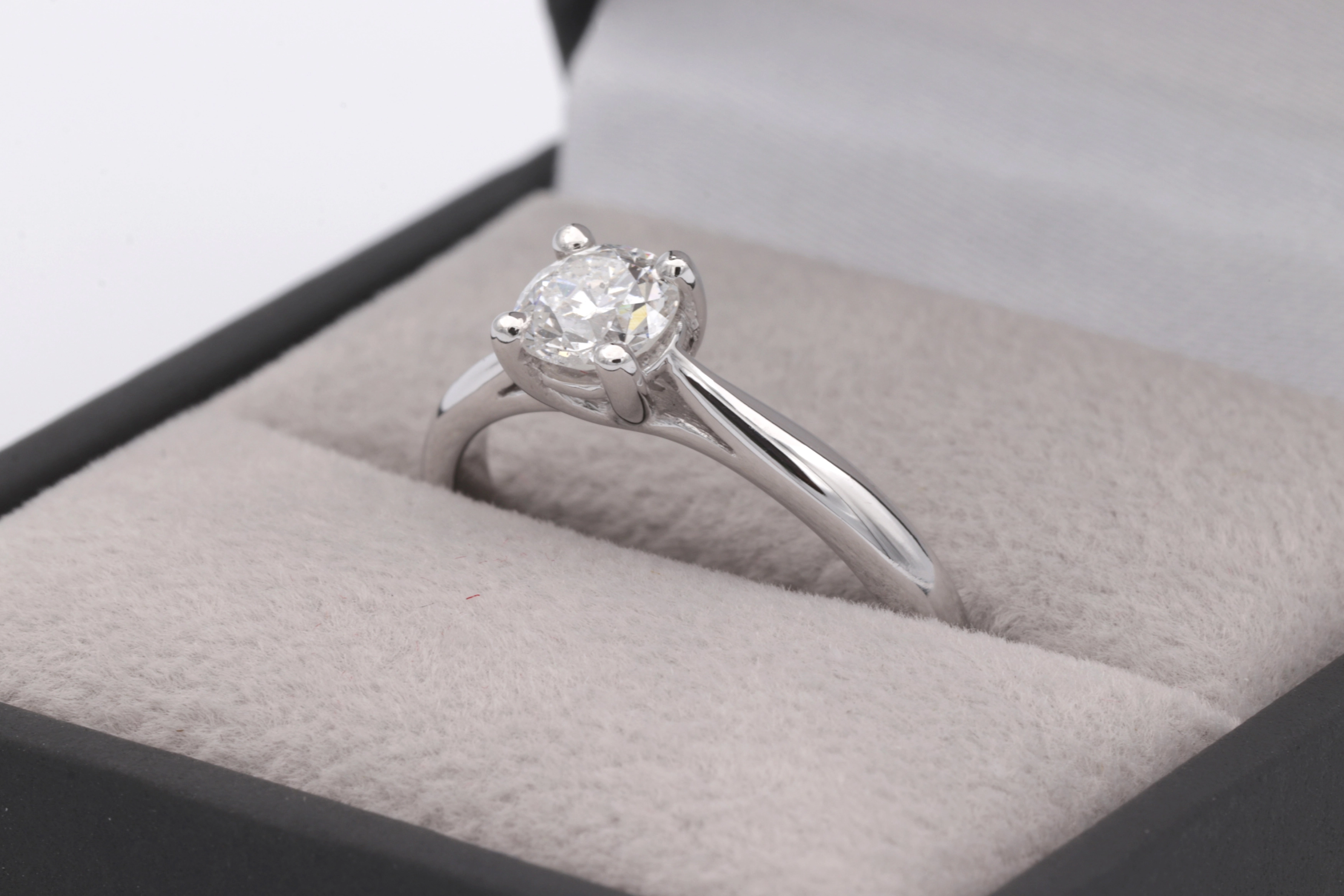 Solitaire contemporain en or blanc 18 carats serti d'un diamant (0.50 ct) - 7