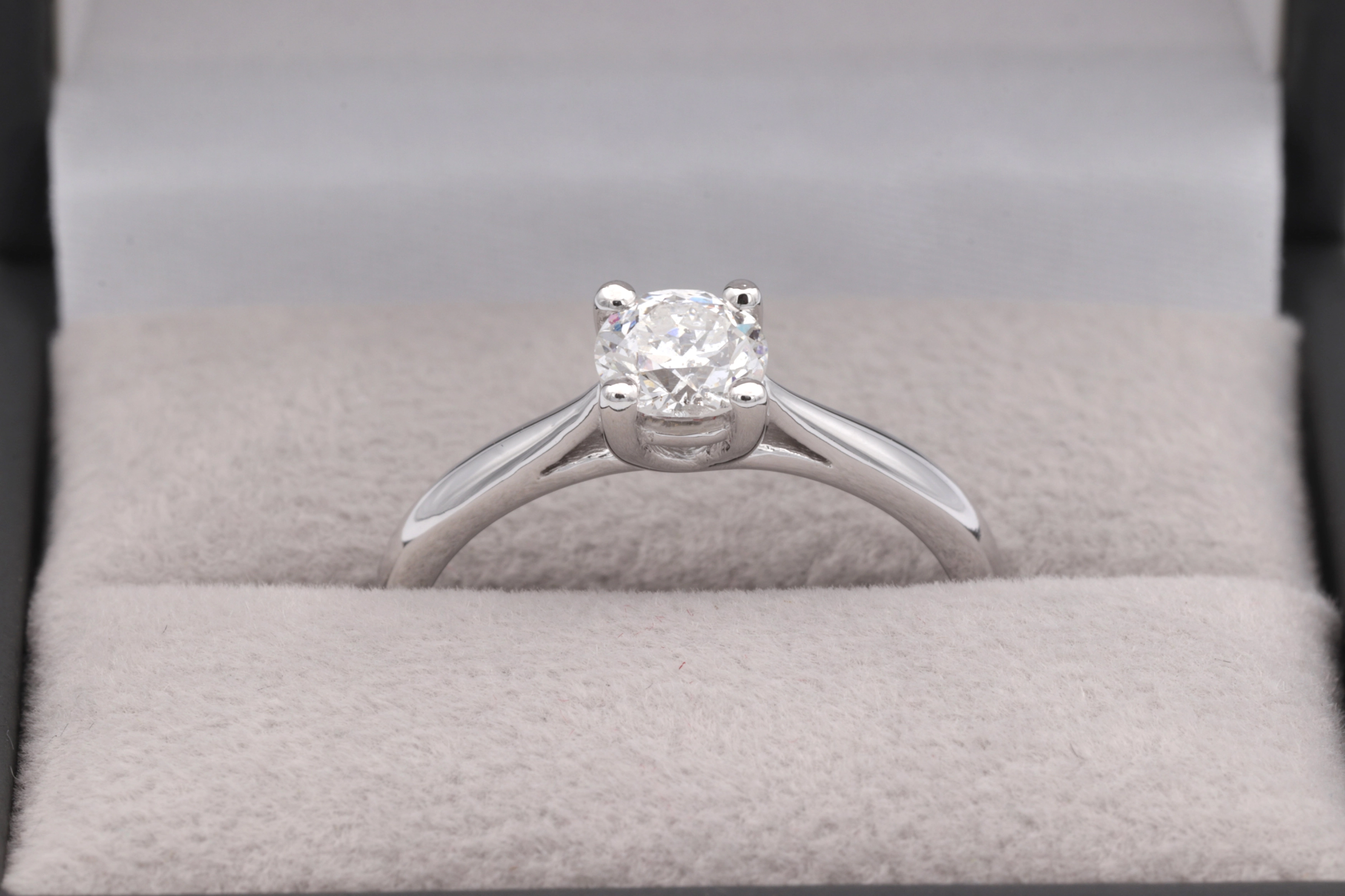 Solitaire contemporain en or blanc 18 carats serti d'un diamant (0.50 ct) - 8