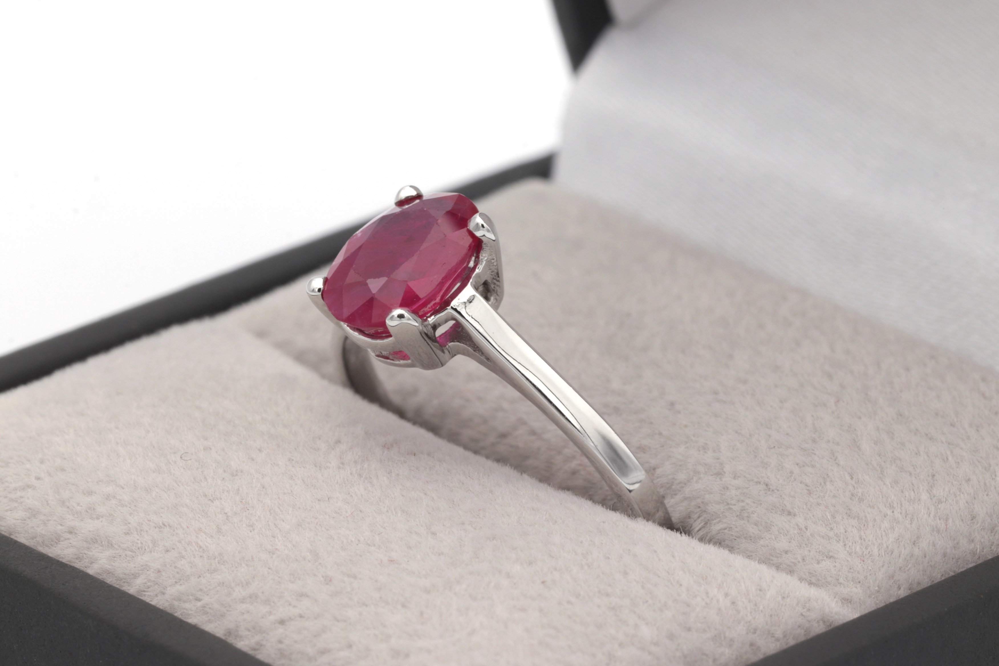 Bague contemporaine en or blanc 18 carats sertie d'un rubis (1.36 carat) - 8