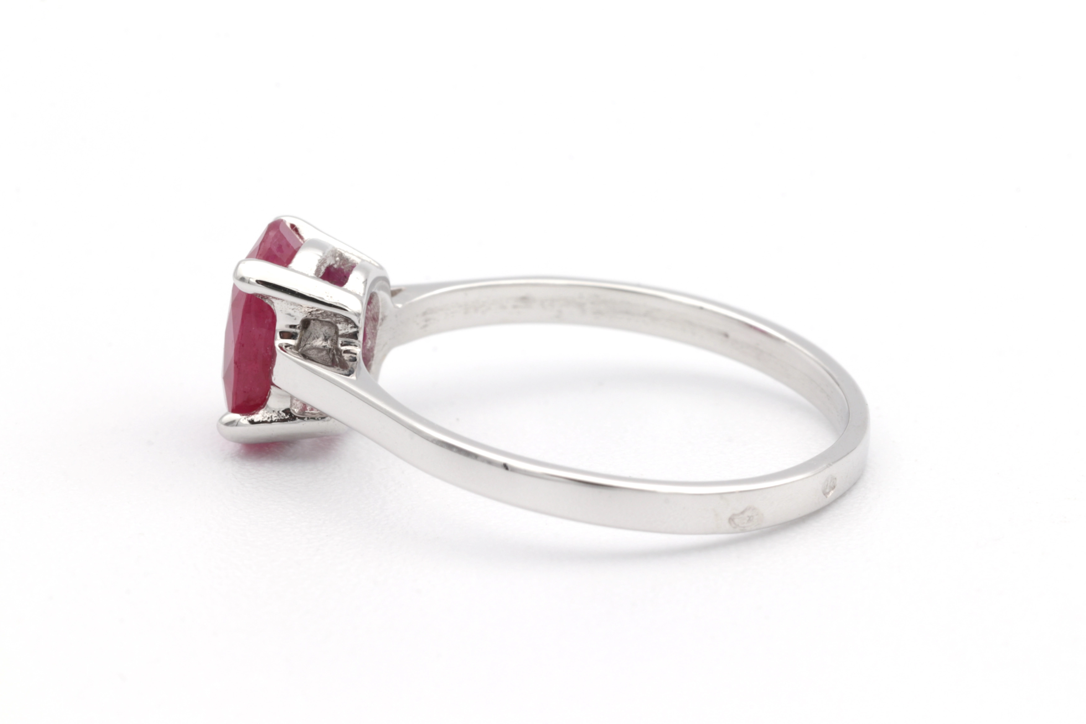 Bague contemporaine en or blanc 18 carats sertie d'un rubis (1.36 carat) - 3