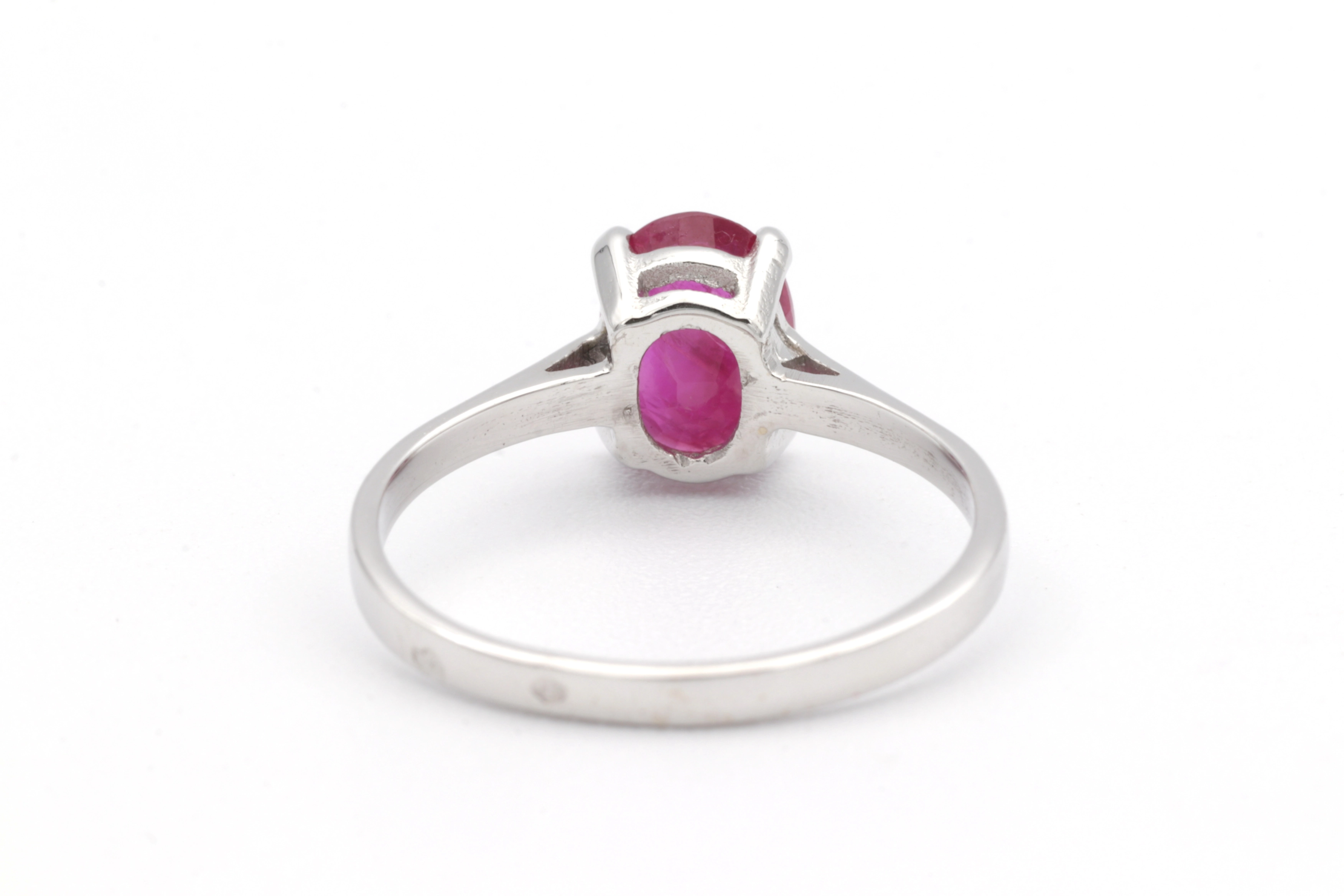 Bague contemporaine en or blanc 18 carats sertie d'un rubis (1.36 carat) - 4