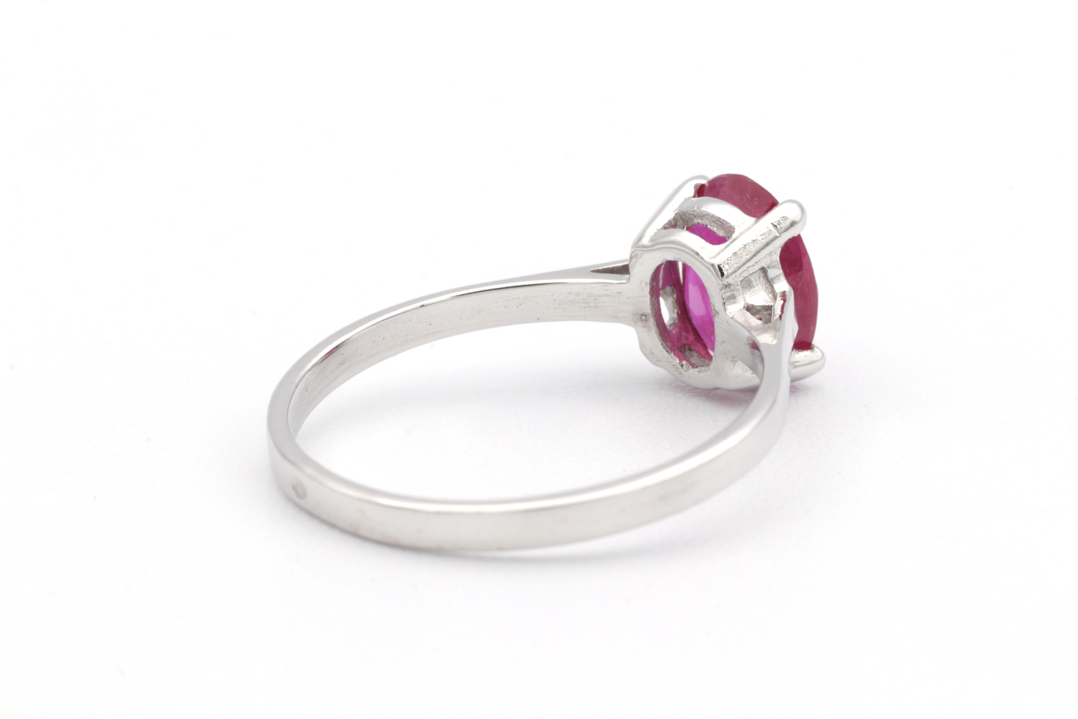 Bague contemporaine en or blanc 18 carats sertie d'un rubis (1.36 carat) - 5