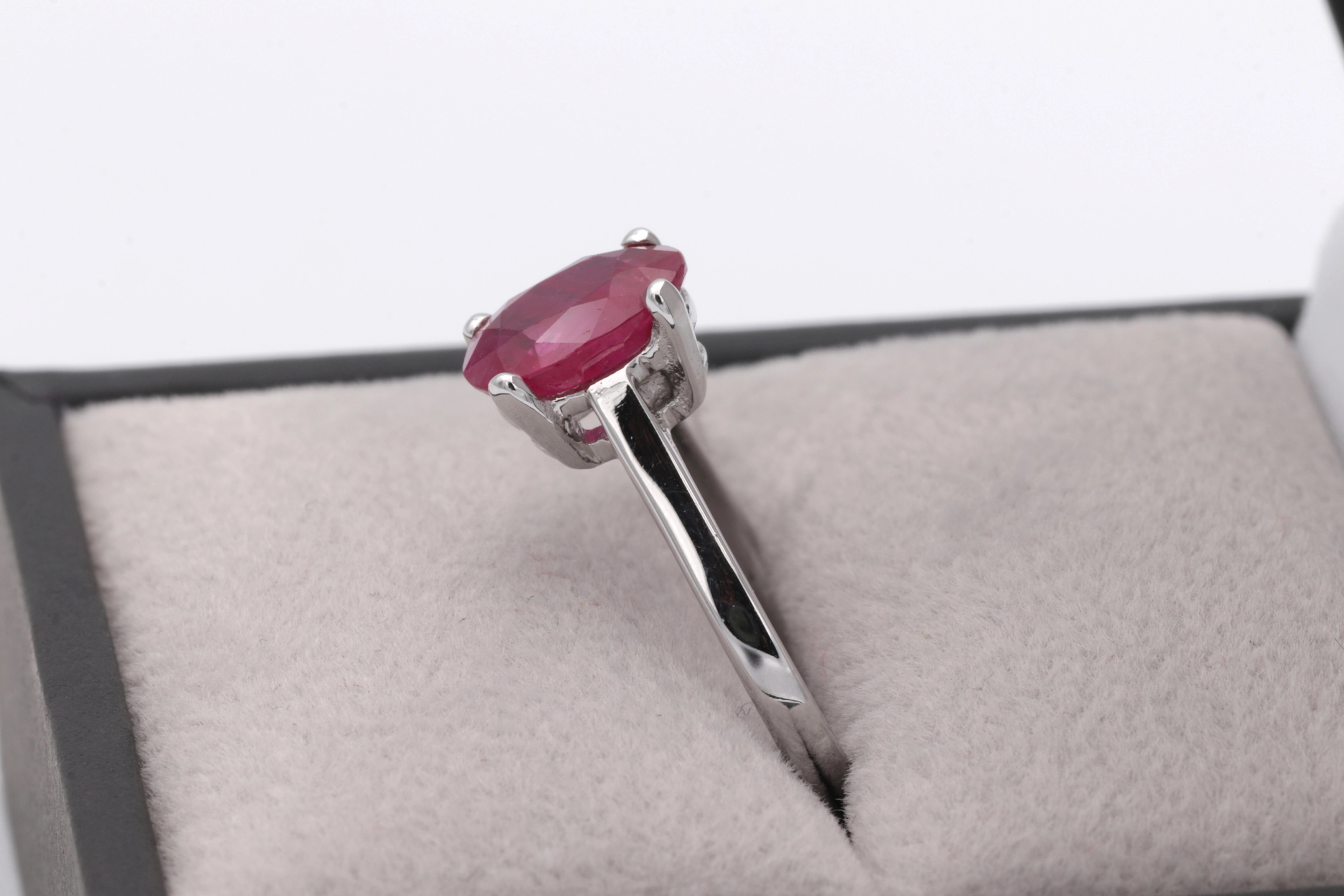 Bague contemporaine en or blanc 18 carats sertie d'un rubis (1.36 carat) - 9