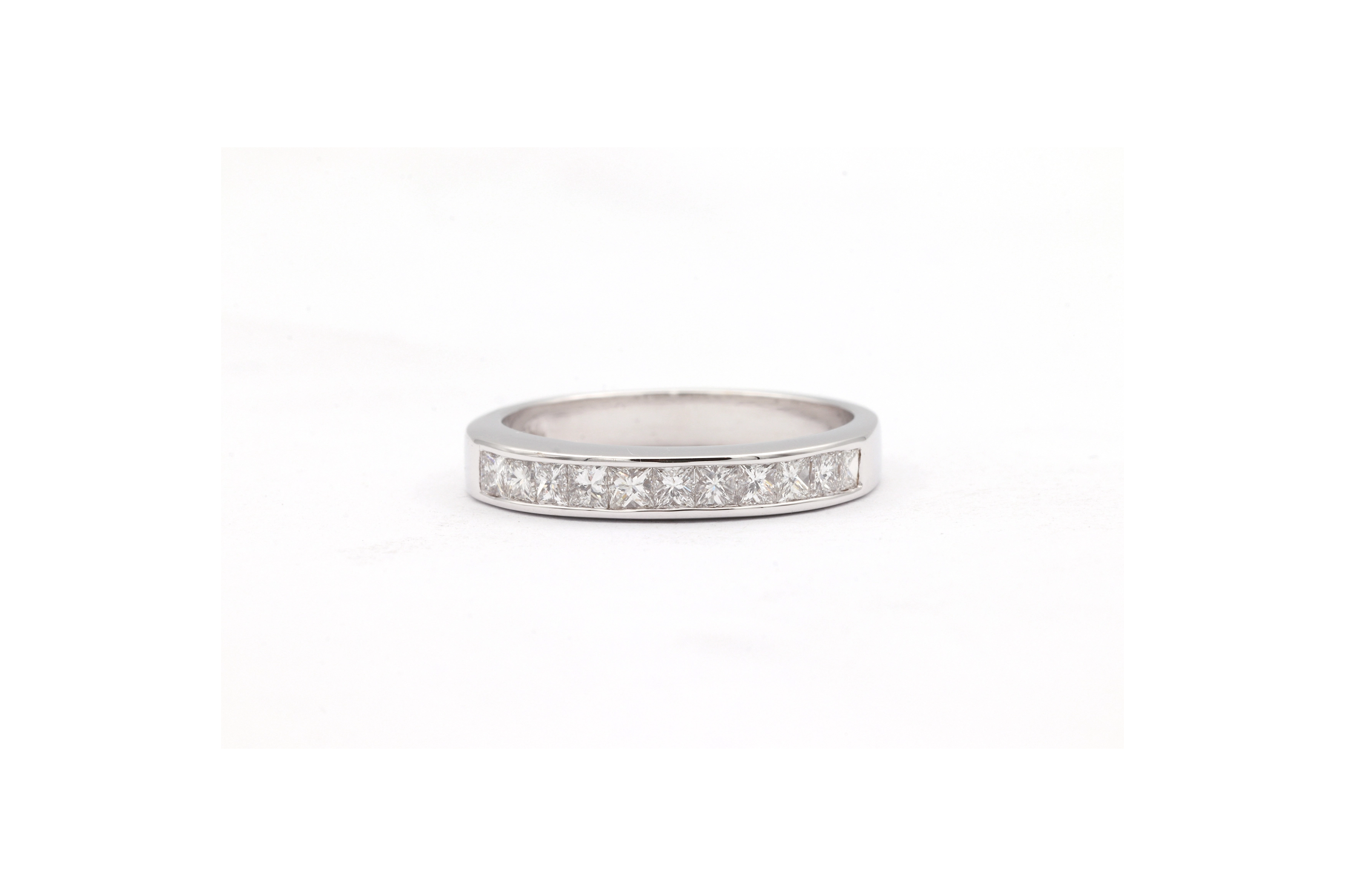 Alliance demi-américaine en or blanc 18 carats sertie de diamants taille princesse - 1