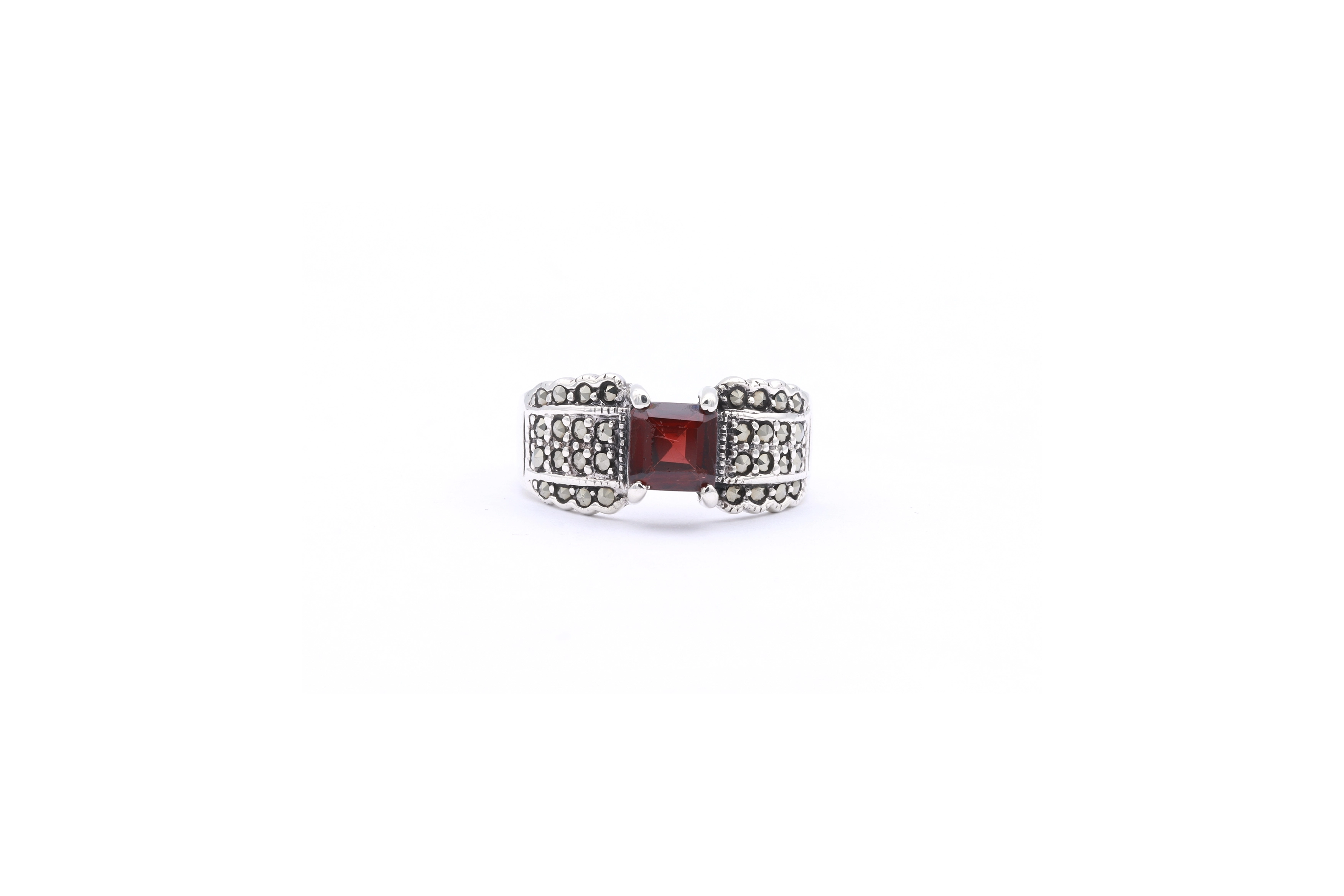 Bague contemporaine en argent 925 sertie d'un grenat et de marcassites - 1