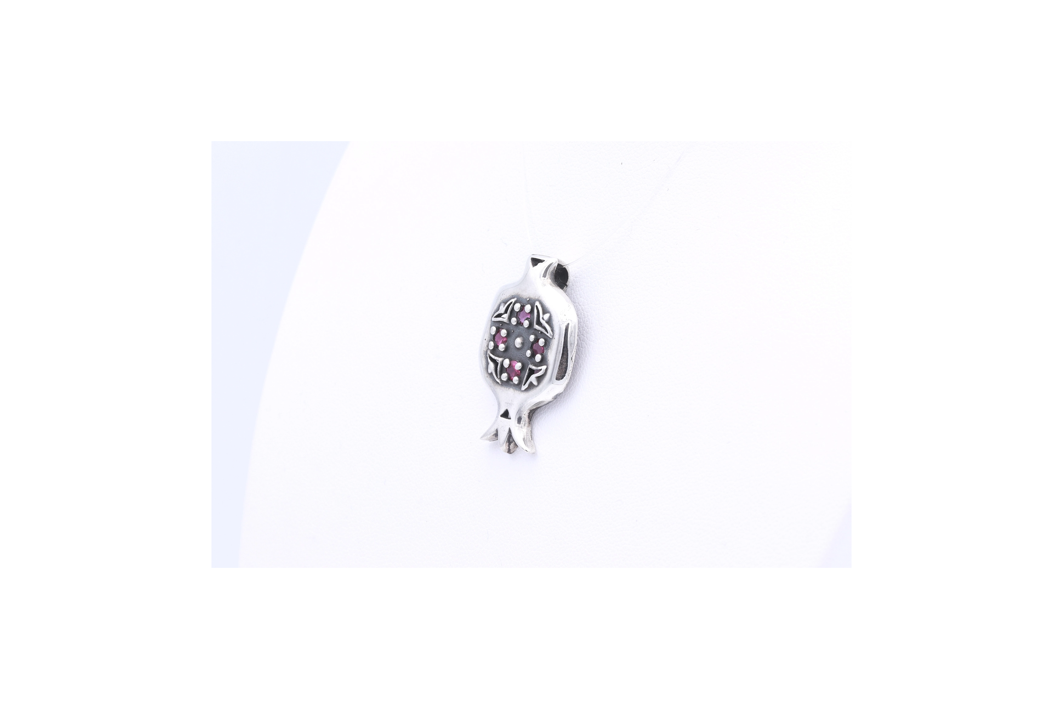 Pendentif contemporain en argent serti de rubis - 2