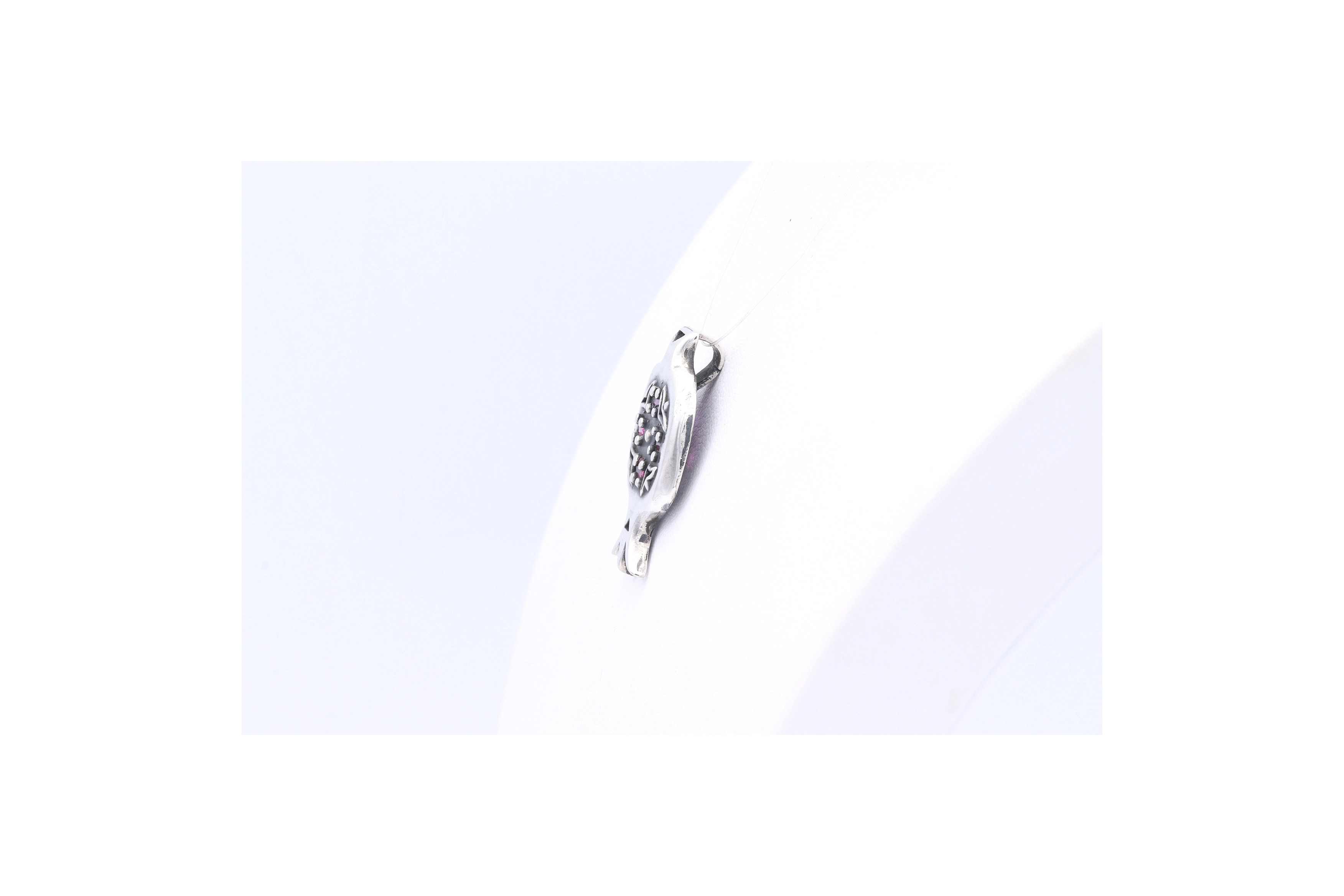 Pendentif contemporain en argent serti de rubis - 3