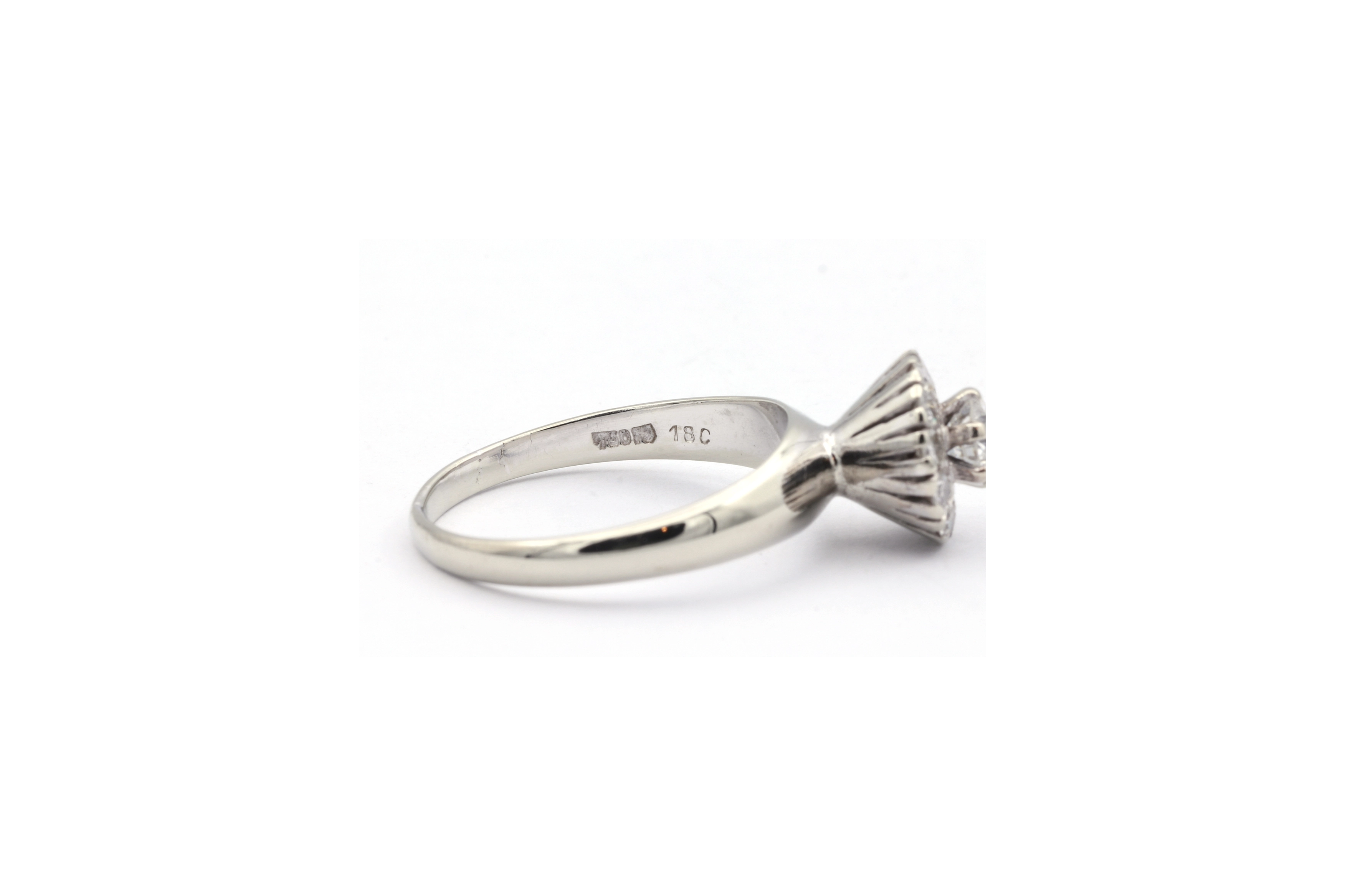 Bague contemporaine en or blanc 18 carats sertie de diamants - 7