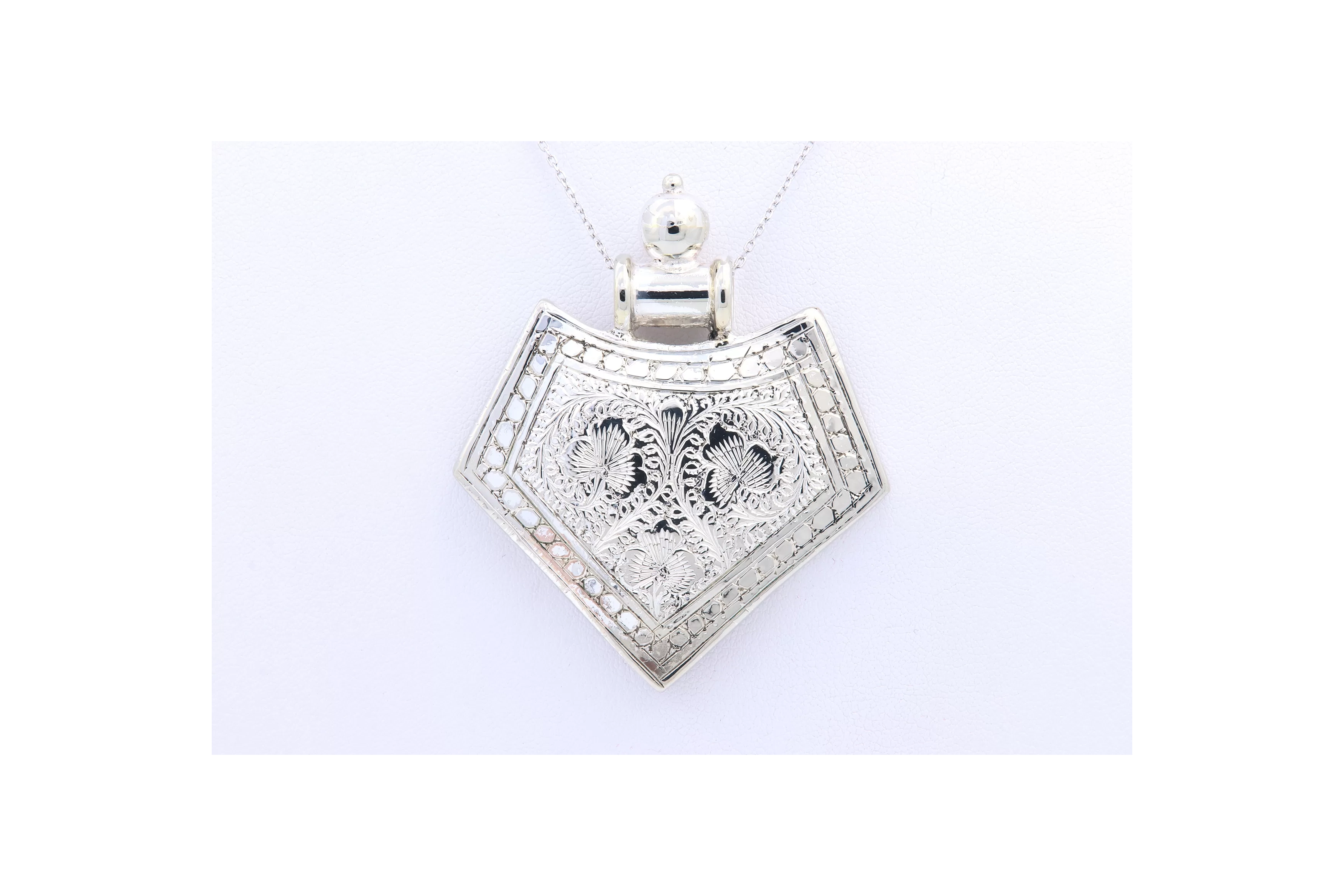 Pendentif "éthnique" contemporain en argent - 1