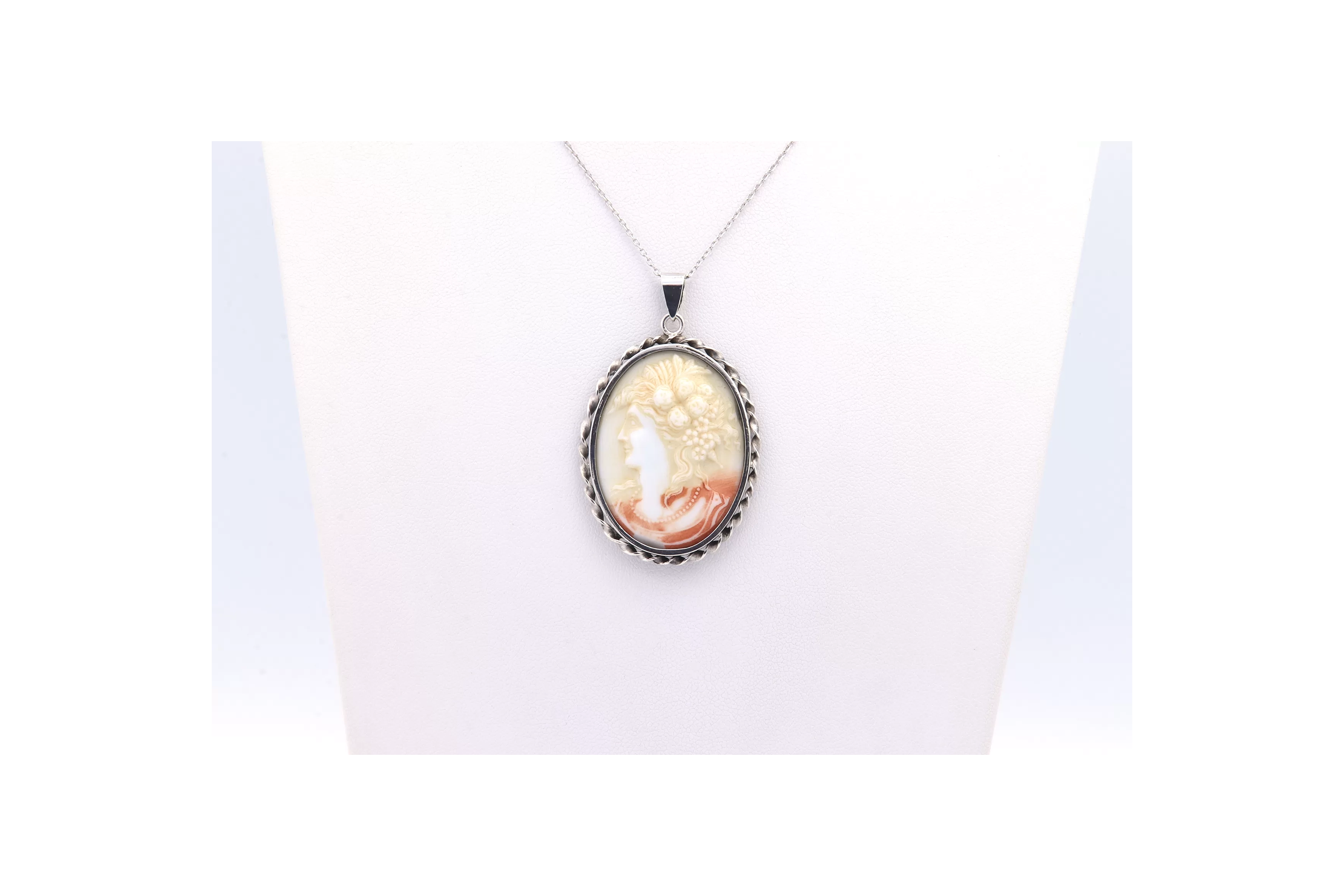 Pendentif Années 50 en argent 800 serti d'un camée résine - 1