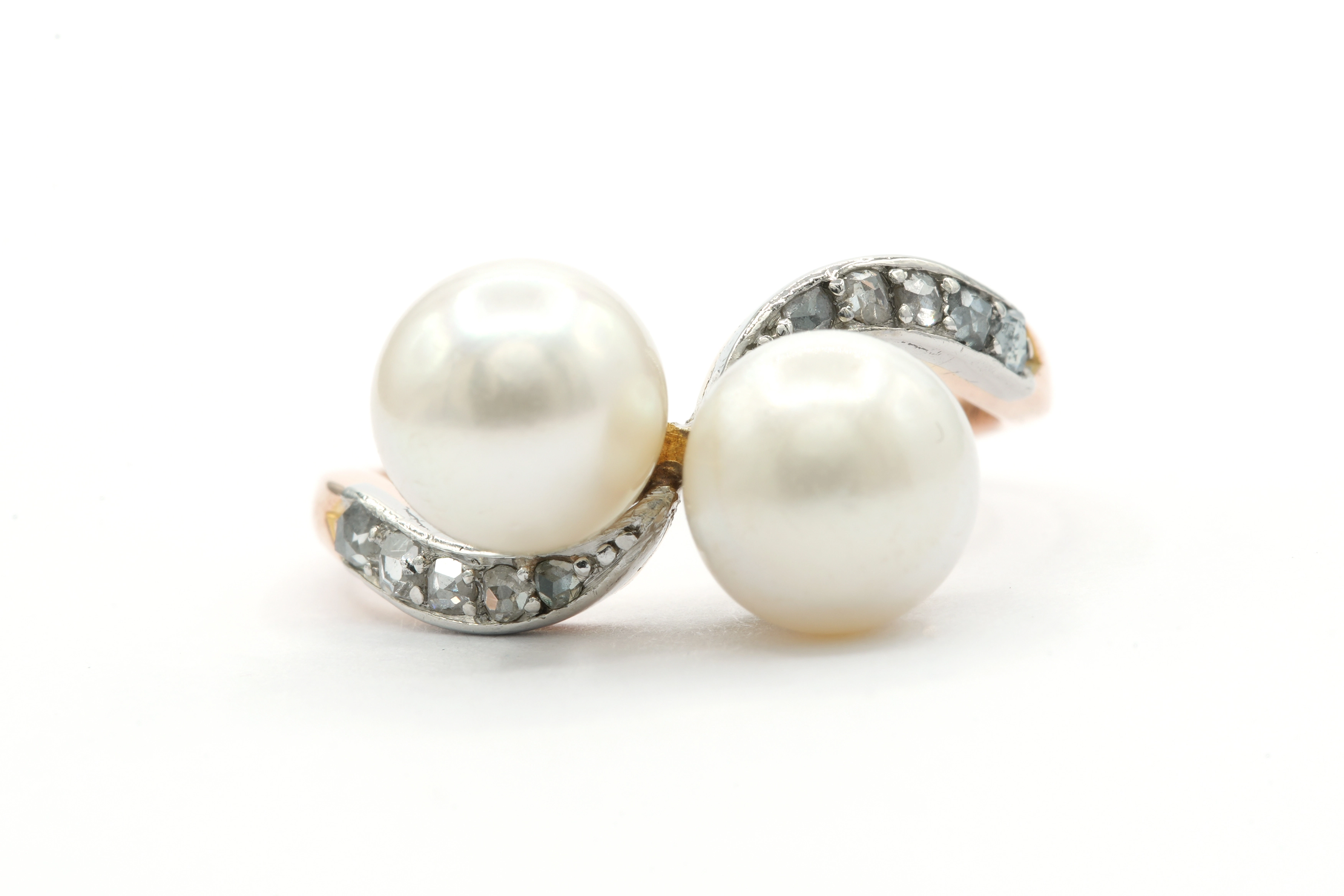 Bague Art Nouveau en or jaune et blanc 18 carats sertie de perles et de diamants "taille" rose - 1