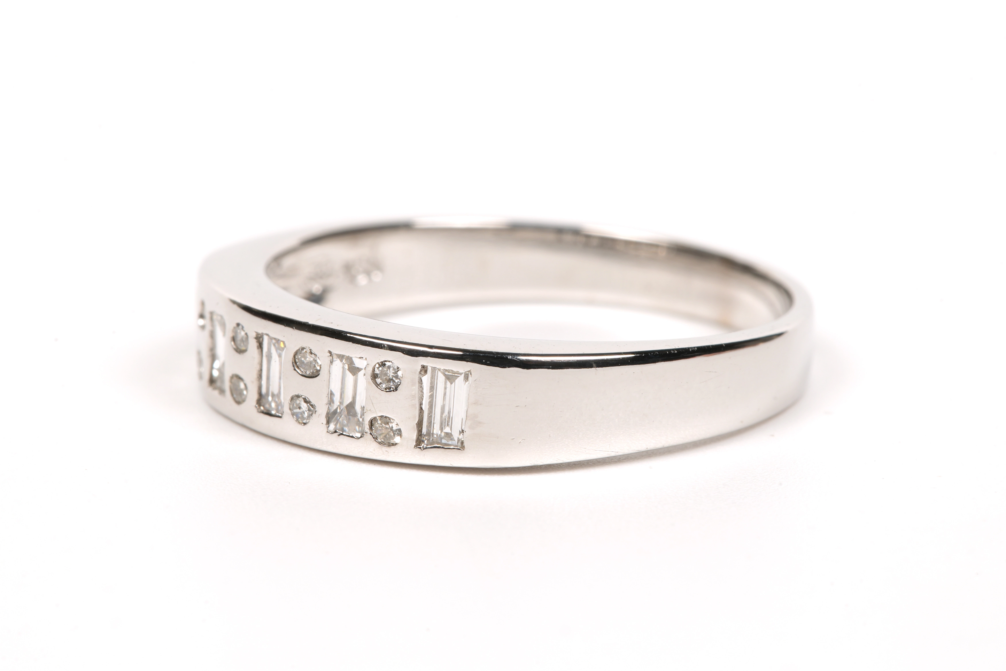 Alliance demi-américaine contemporaine en or blanc 18 carats sertie de diamants "taille" baguette et brillant (+-0.056ct) - 2