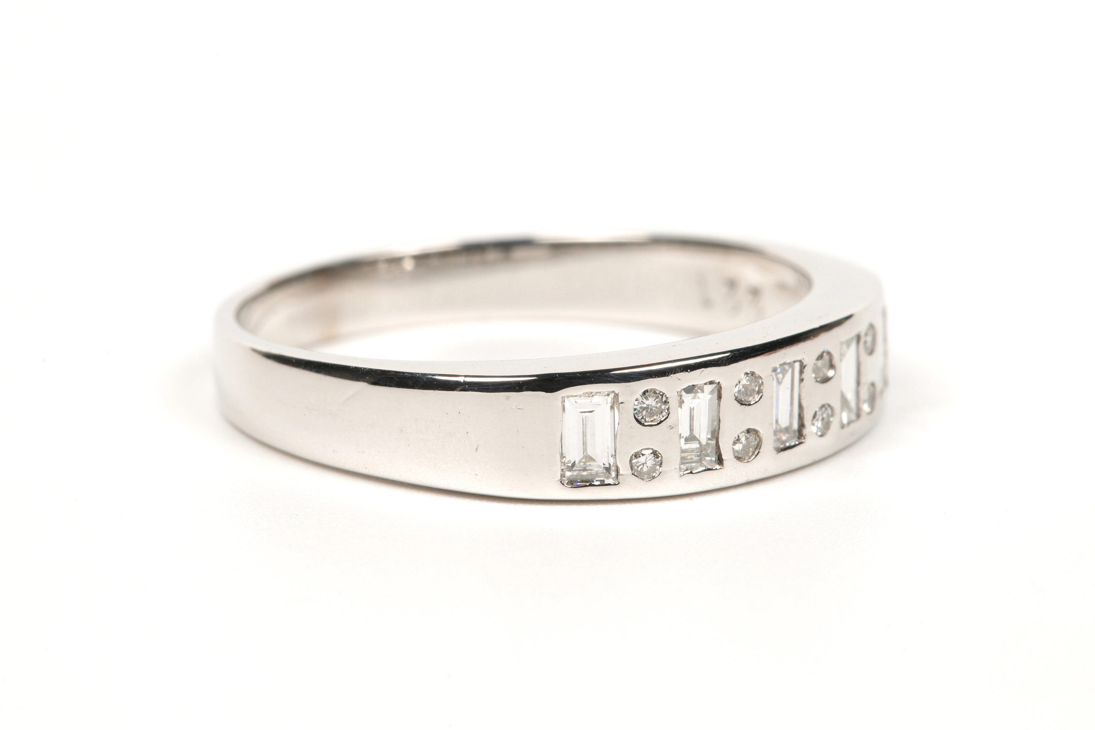 Alliance demi-américaine contemporaine en or blanc 18 carats sertie de diamants "taille" baguette et brillant (+-0.056ct) - 6