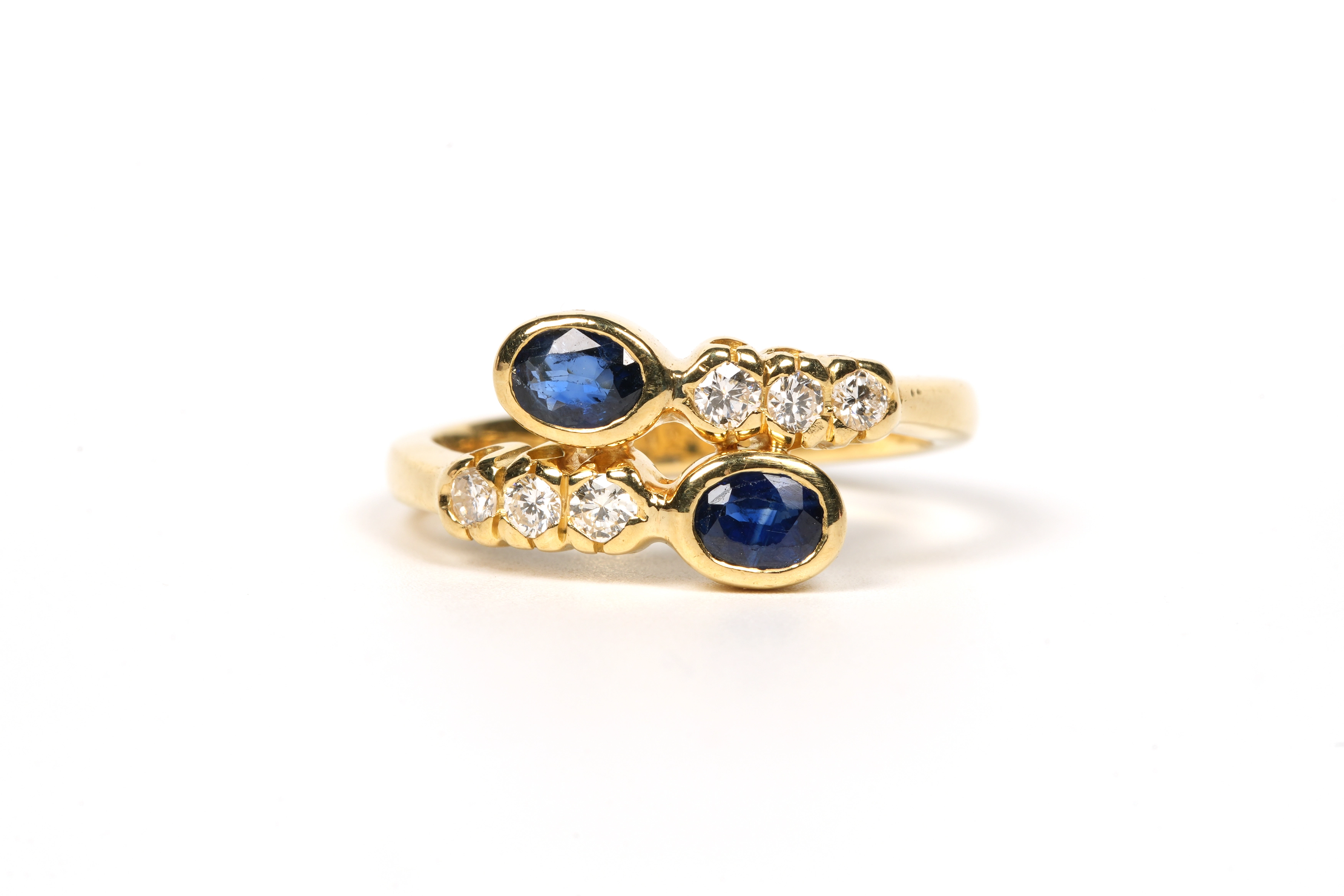 Bague "toi et moi" contemporaine en or jaune 18 carats sertie de saphirs et diamants - 1