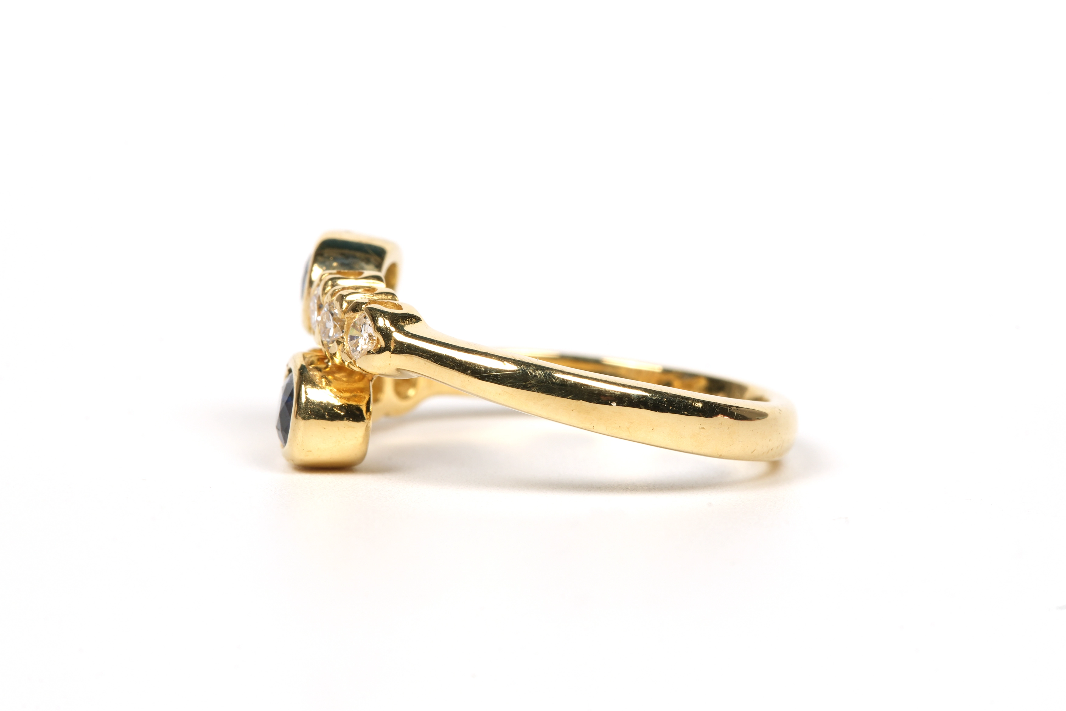 Bague "toi et moi" contemporaine en or jaune 18 carats sertie de saphirs et diamants - 3