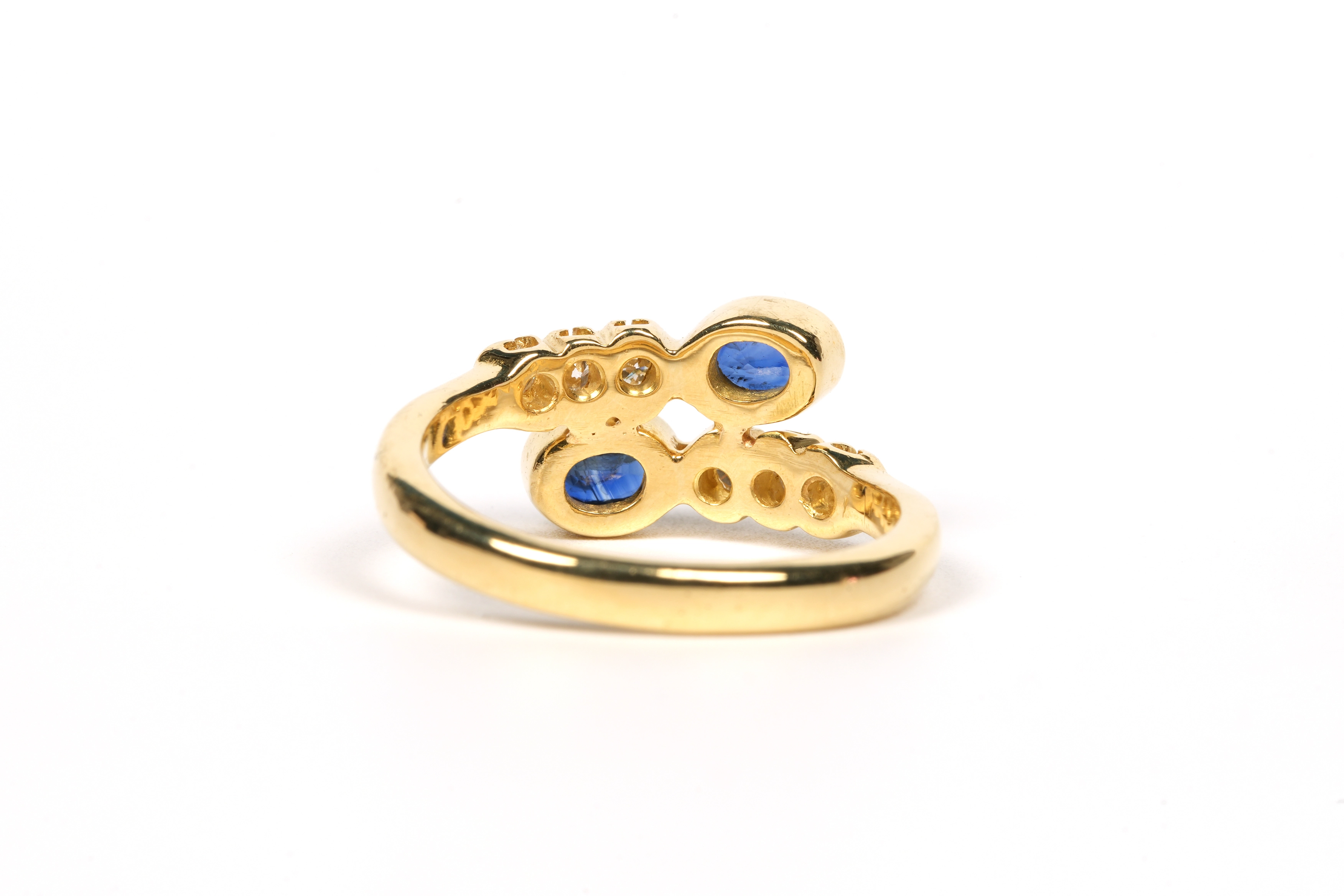 Bague "toi et moi" contemporaine en or jaune 18 carats sertie de saphirs et diamants - 4