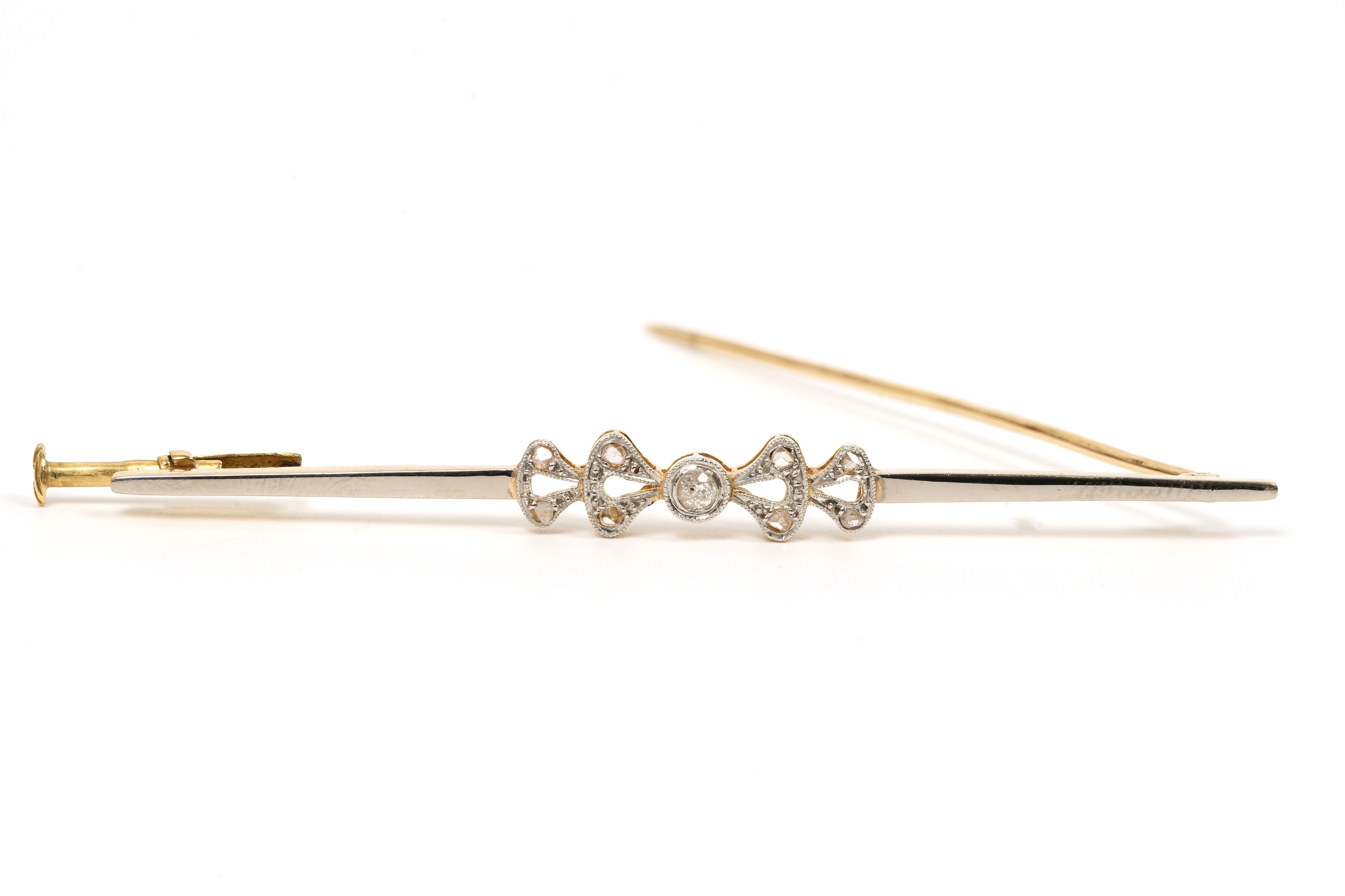 Broche Art Déco en or jaune et blanc 18 carats sertie de diamants "taille" rose - 1