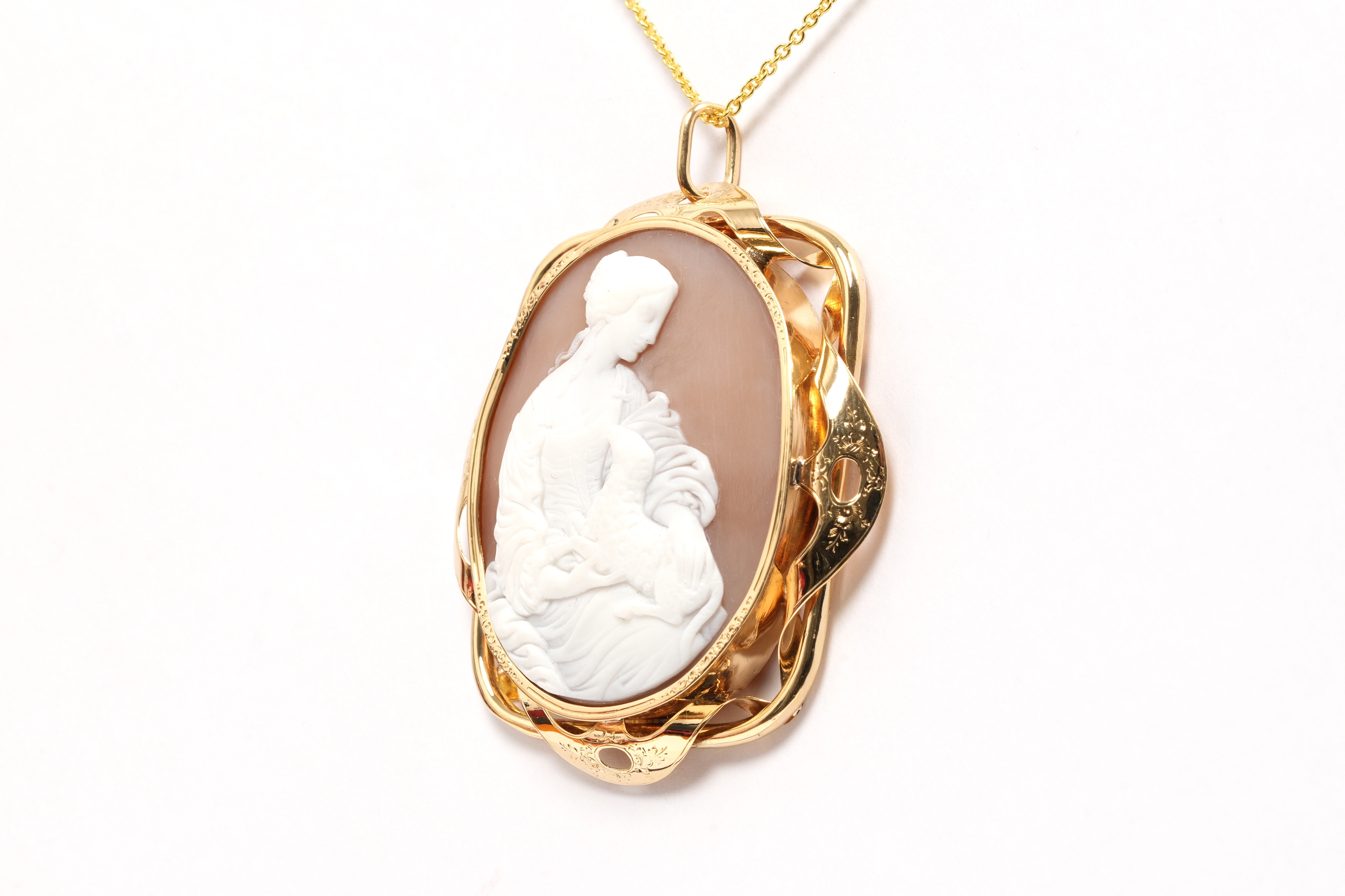 Pendentif Napoléon III en or jaune 18 carats serti d'un camée coquillage - 2