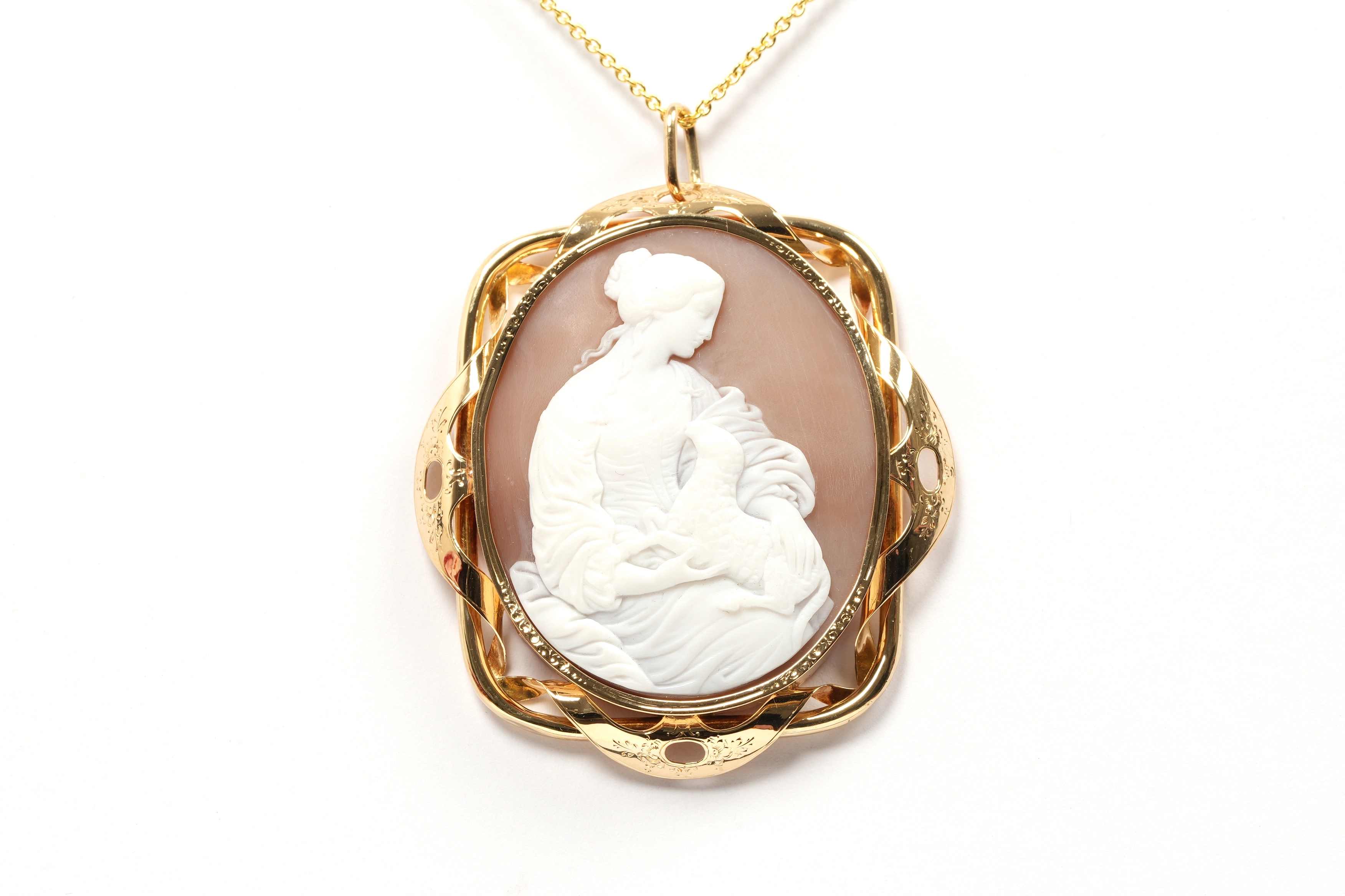 Pendentif Napoléon III en or jaune 18 carats serti d'un camée coquillage - 1