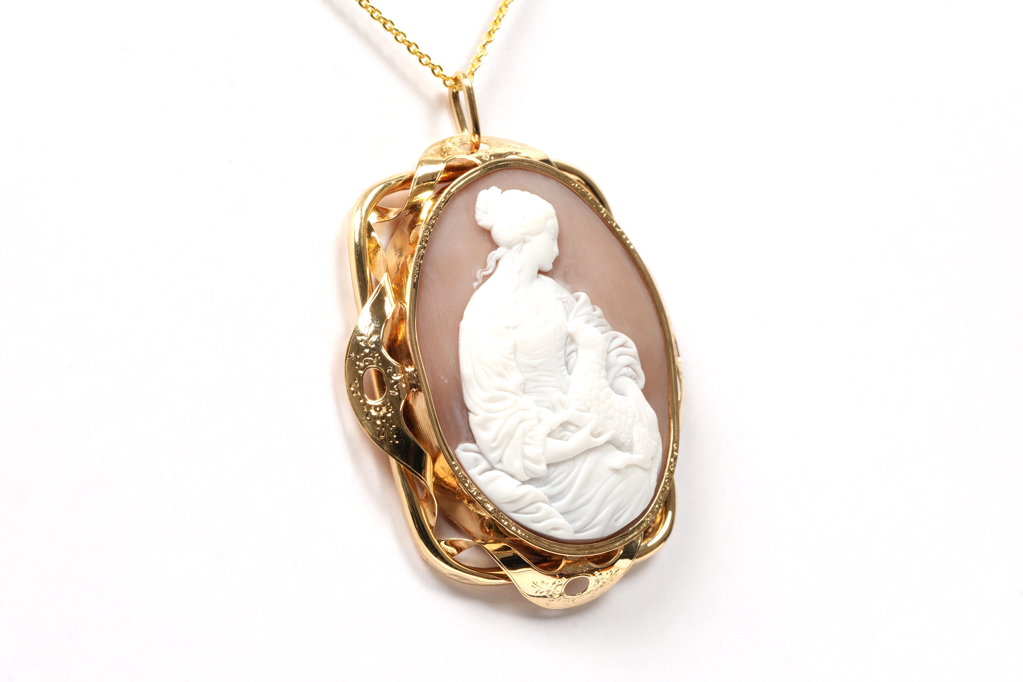 Pendentif Napoléon III en or jaune 18 carats serti d'un camée coquillage - 3
