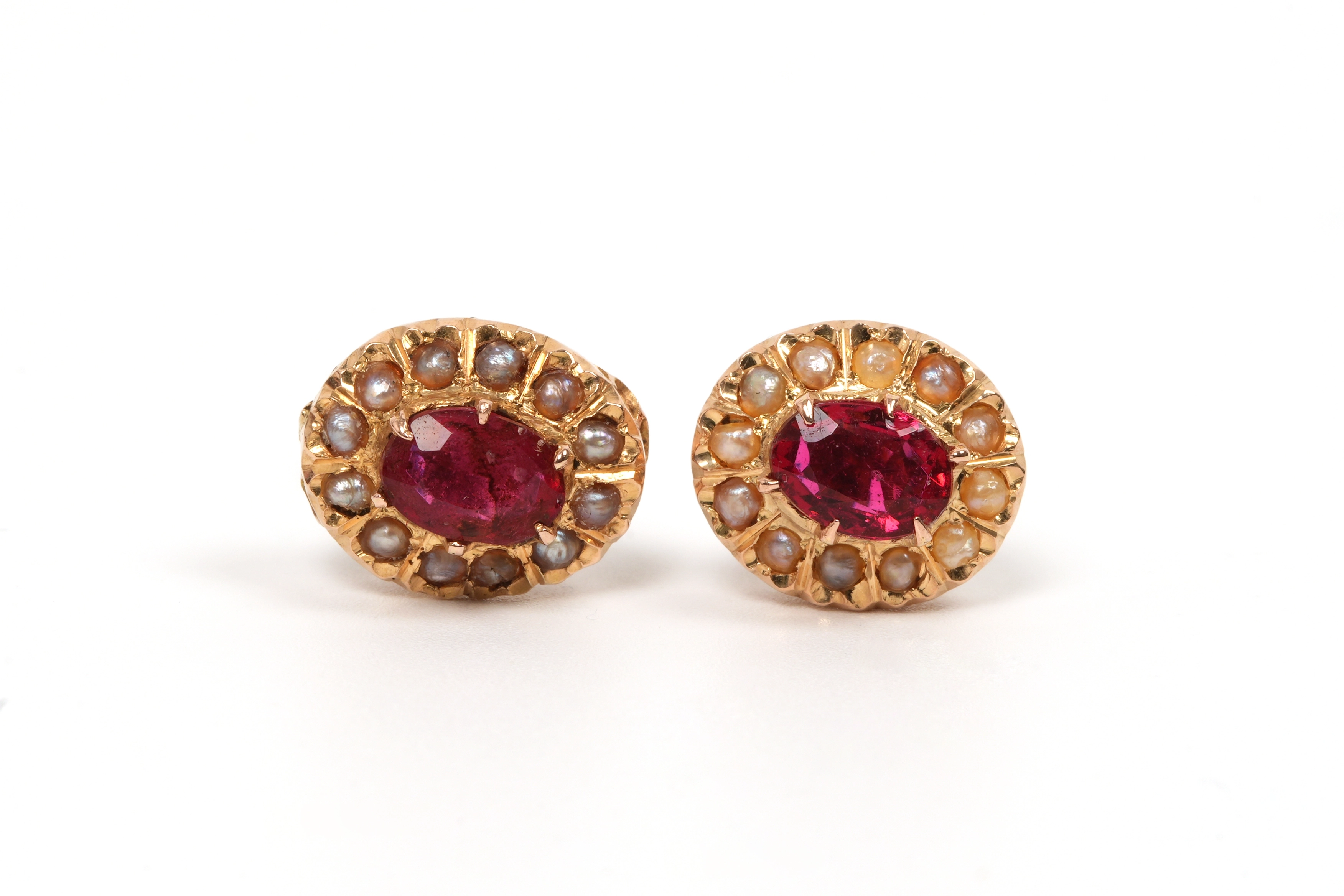 Boucles d'oreilles Napoléon III en or jaune 18 carats serties de rubis de synthèse et de perles - 1