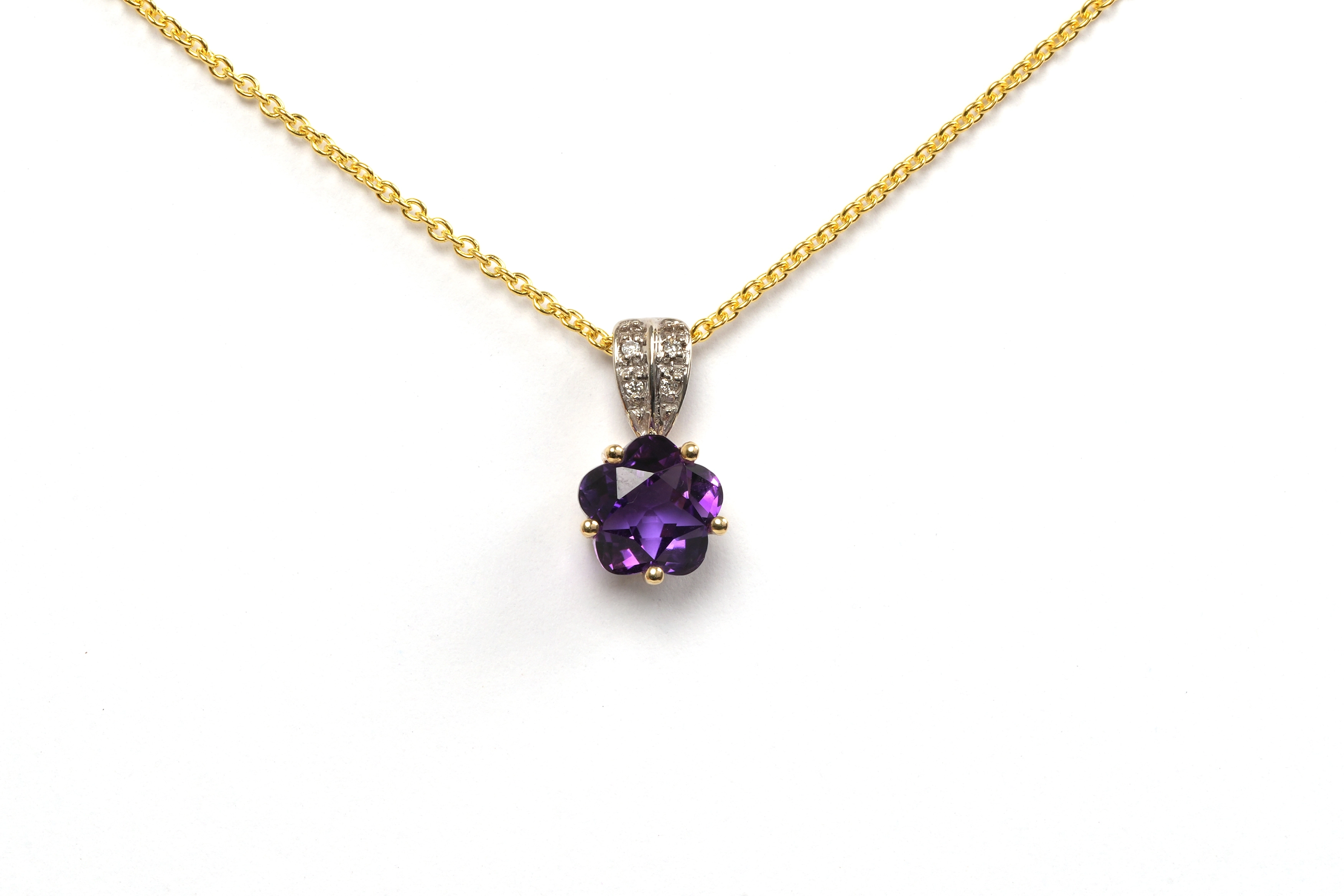 Pendentif contemporain en or jaune et blanc 9 carats serti d'une améthyste et de diamants "taille" brillant (+-0.02ct) - 1