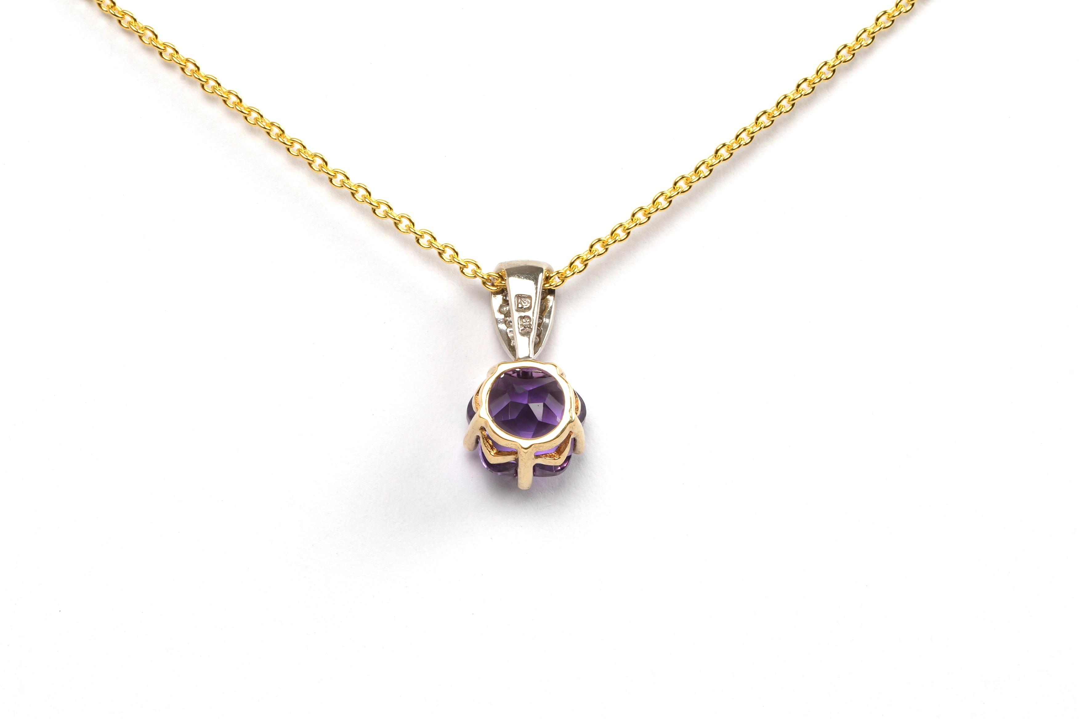 Pendentif contemporain en or jaune et blanc 9 carats serti d'une améthyste et de diamants "taille" brillant (+-0.02ct) - 4