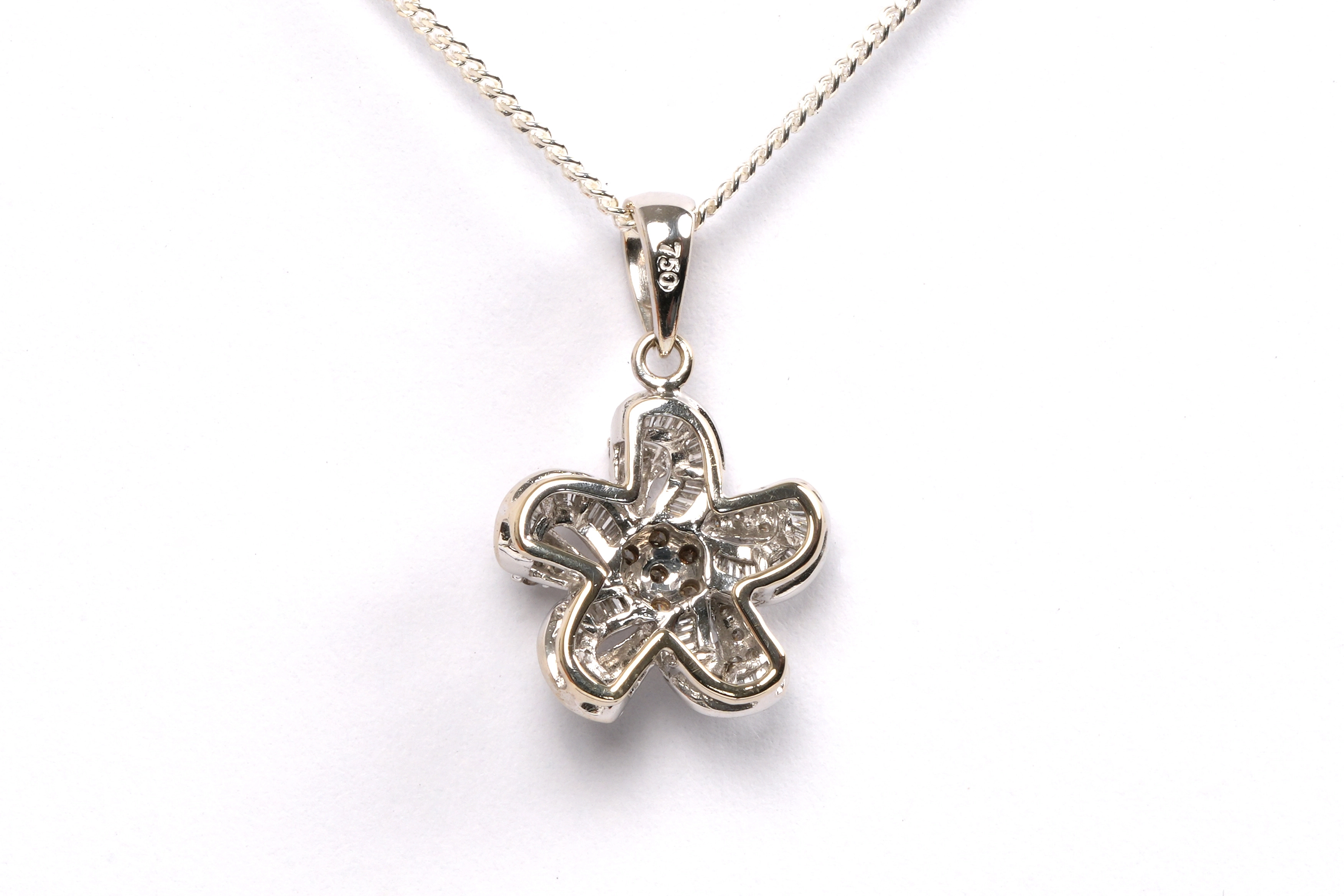 Pendentif contemporain en or blanc 18 carats serti de diamants "taille" baguette et "taille" brillant (+-0.154ct) - - 4